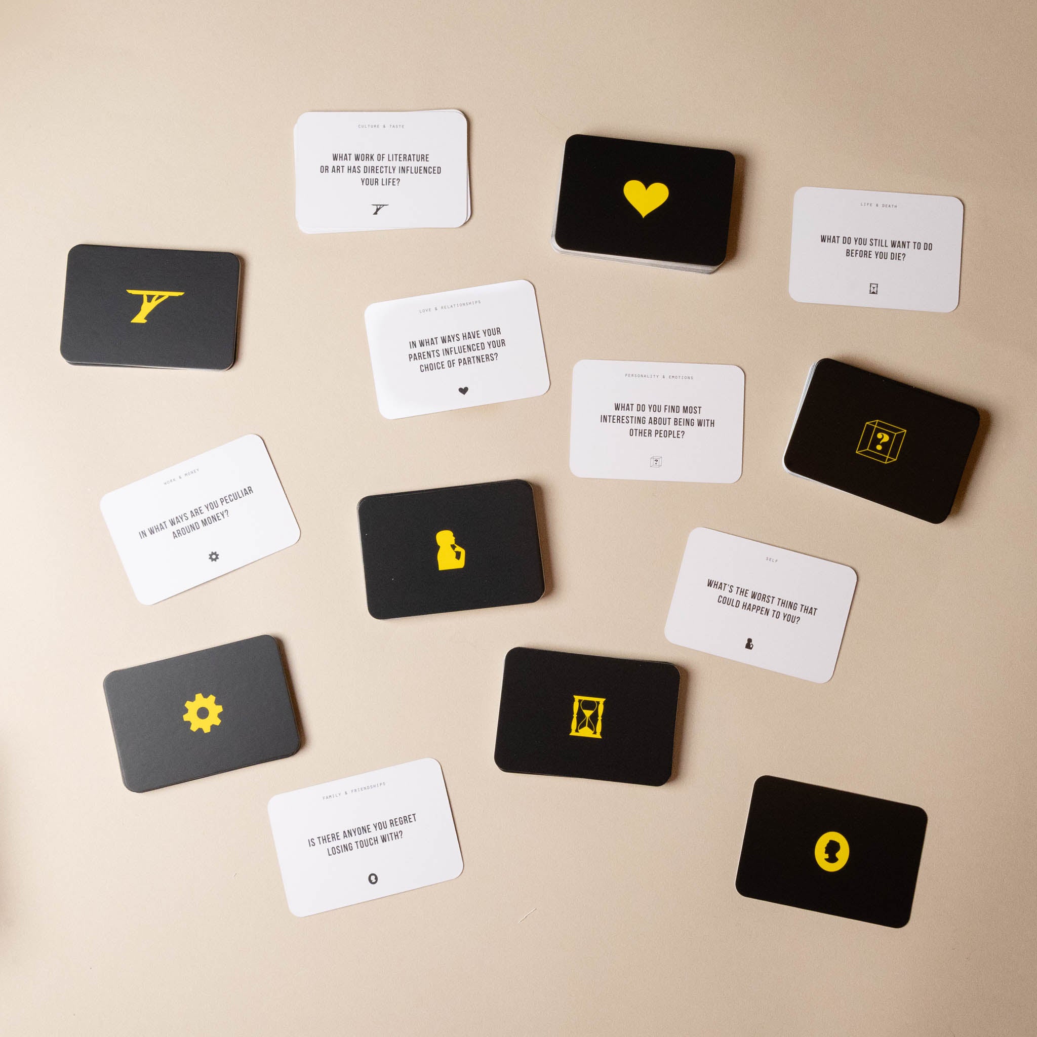 100-questions-quiz-game Set of cards with black and yellow designs on a beige background