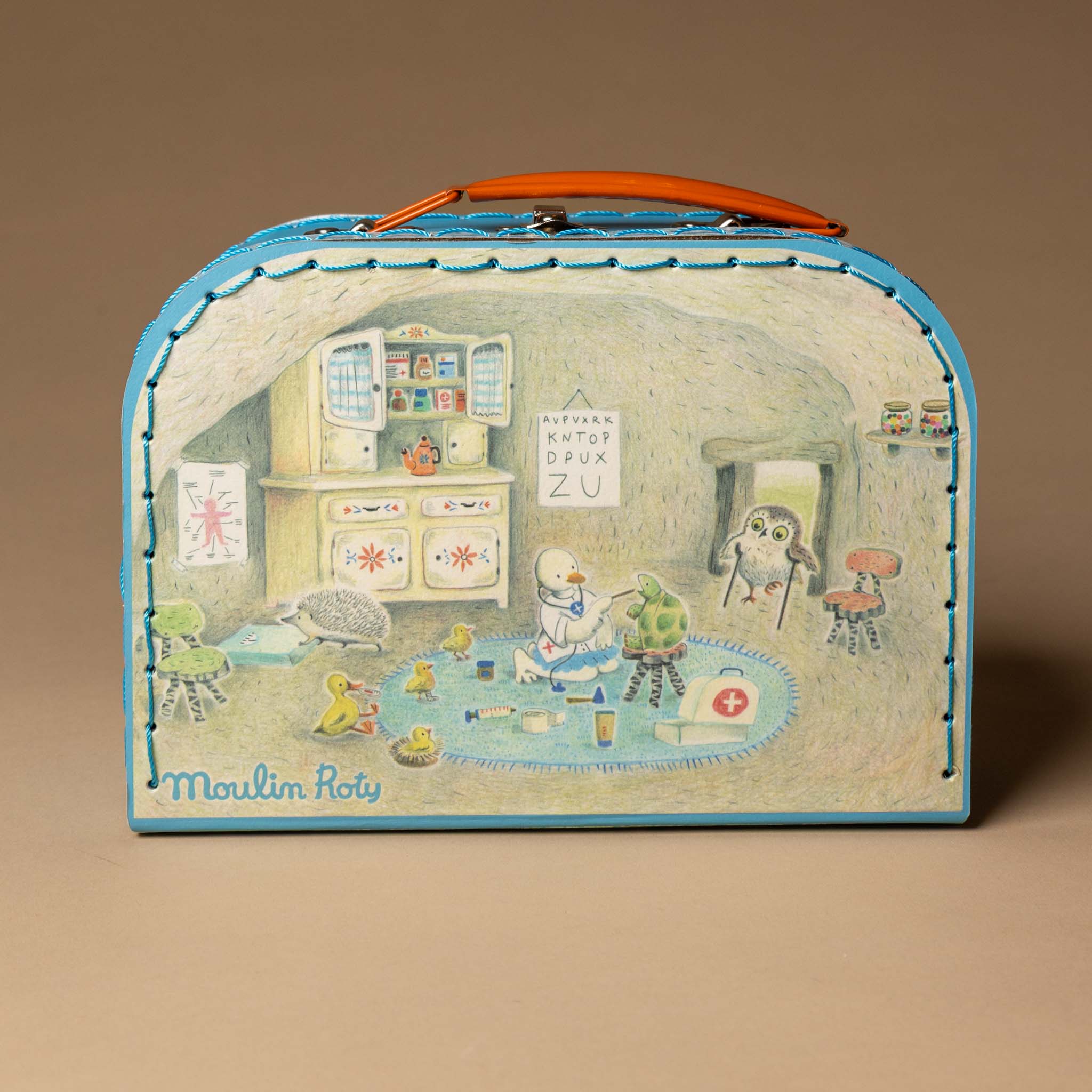La-Grande-Famille-Doctor-Valise Decorative toy box with a vintage-style scene and 'Moulin Roty' branding on a beige background.