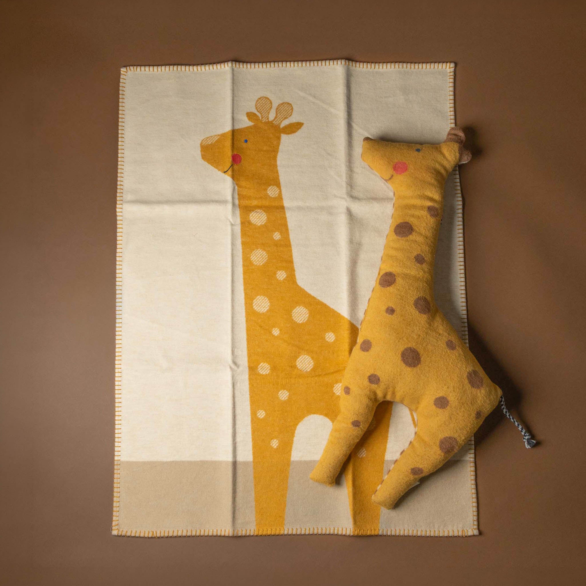 baby-blanket-embroidered-giraffe-giraffe-cushion