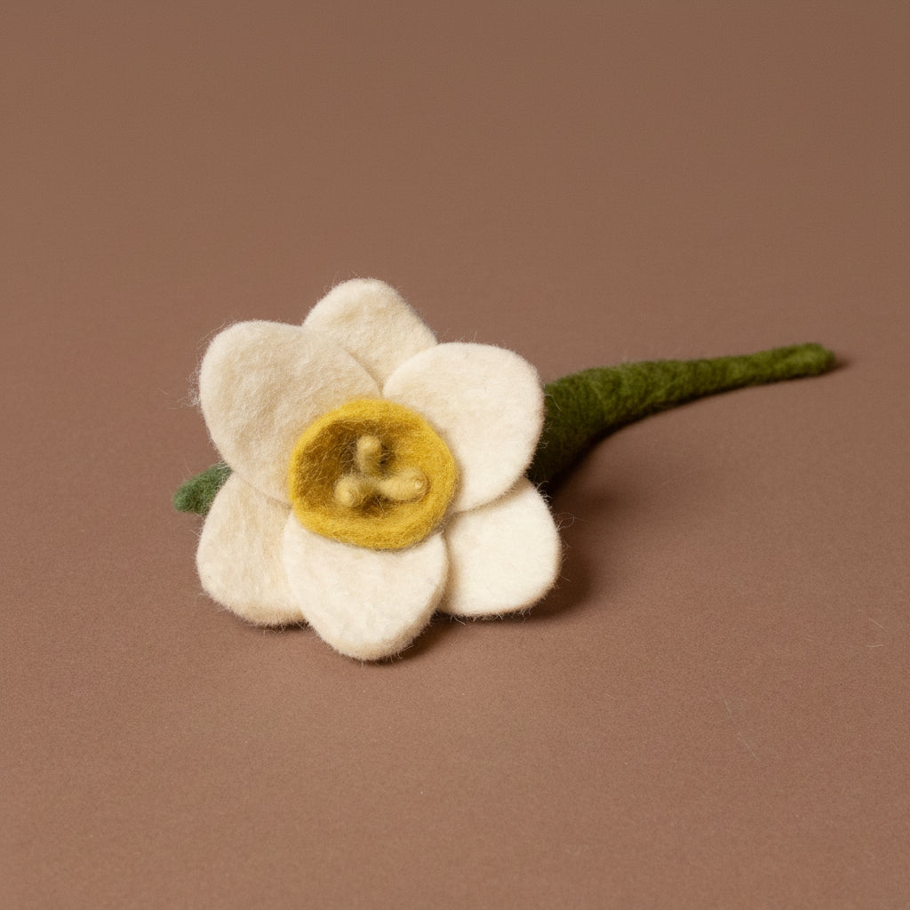 felt-daffodil-stem--white---short- flower with a yellow center on a brown background