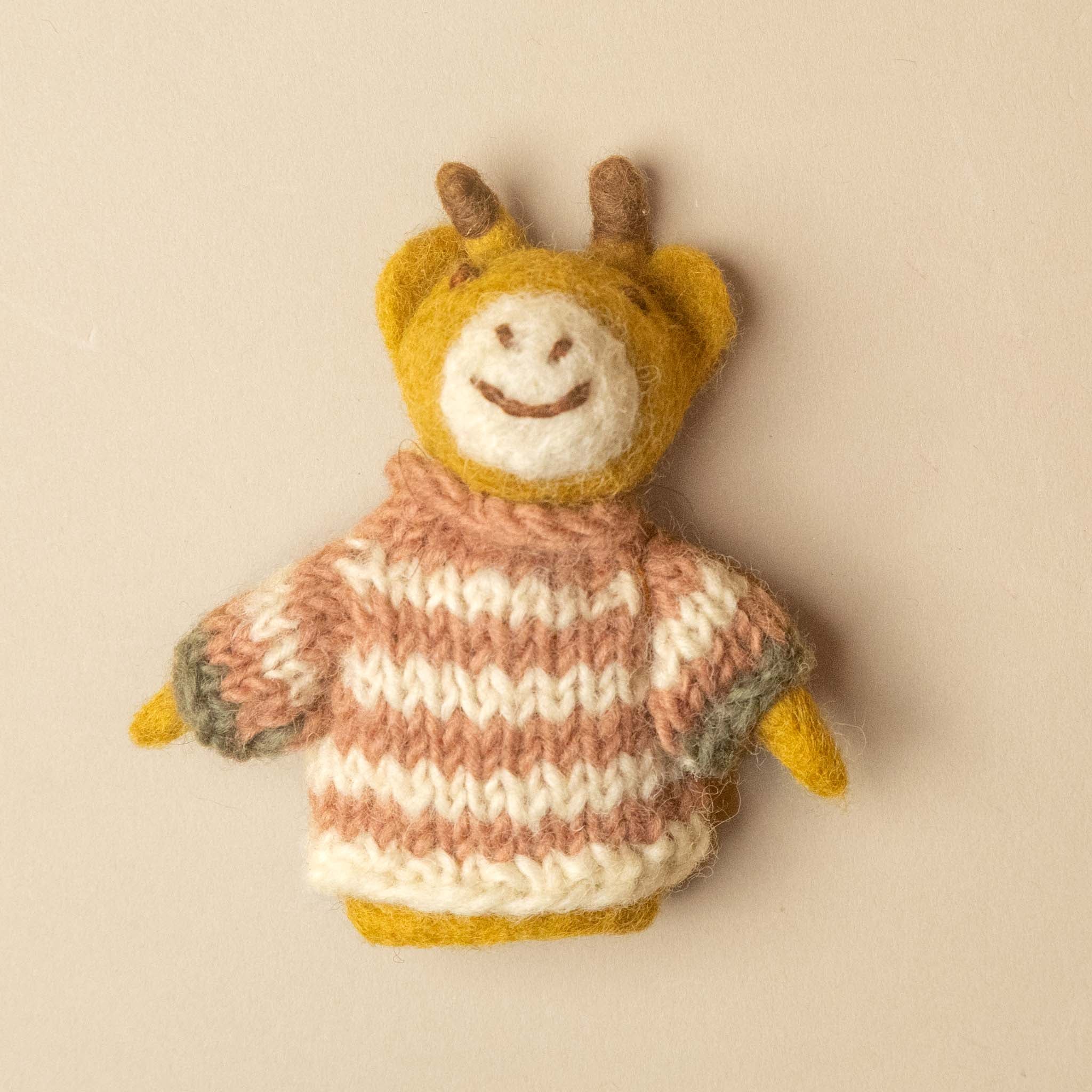 felt-giraffe-finger-puppet--stripe-sweater