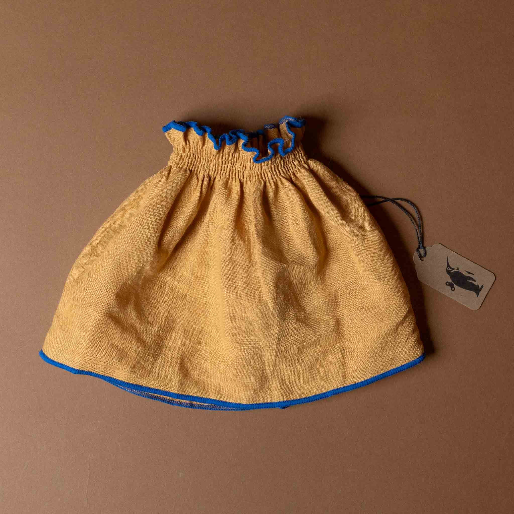 grande-outfit-linen-dress-ochre