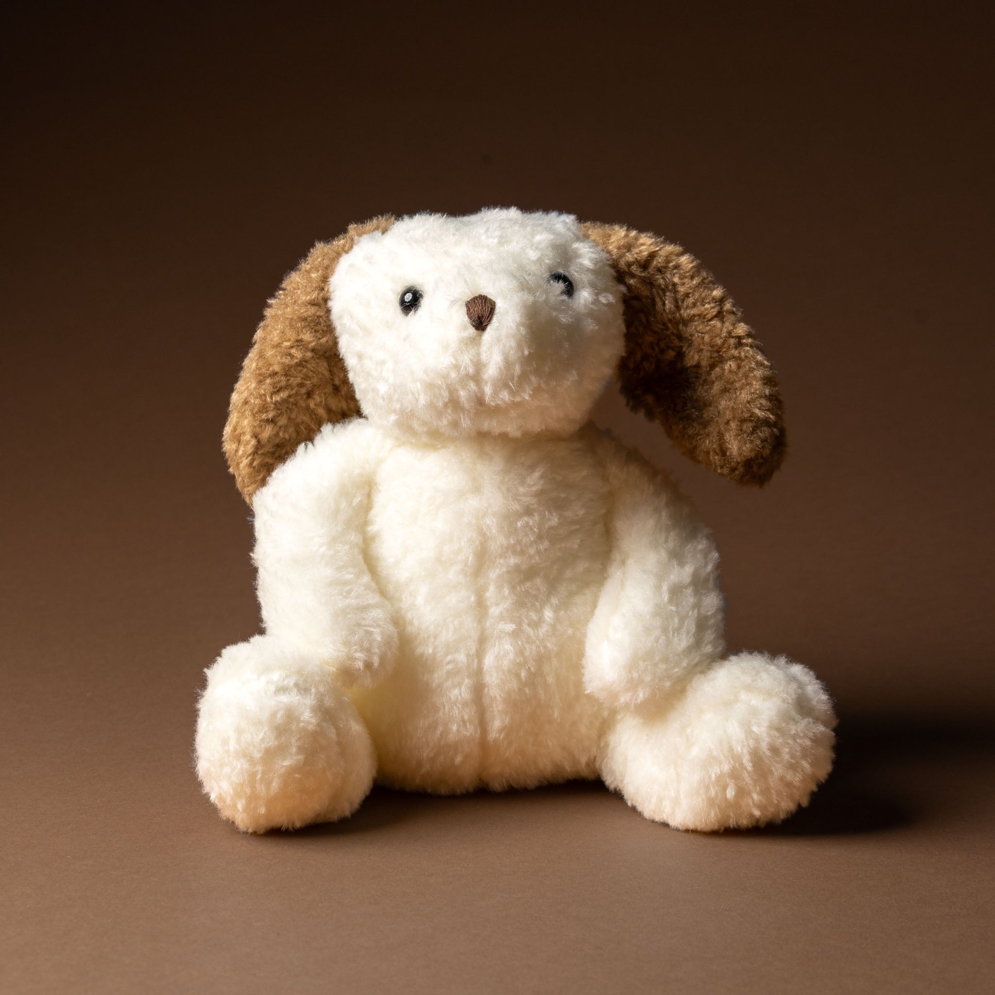 nafi-puppy-grande Plush toy dog with brown ears on a brown background