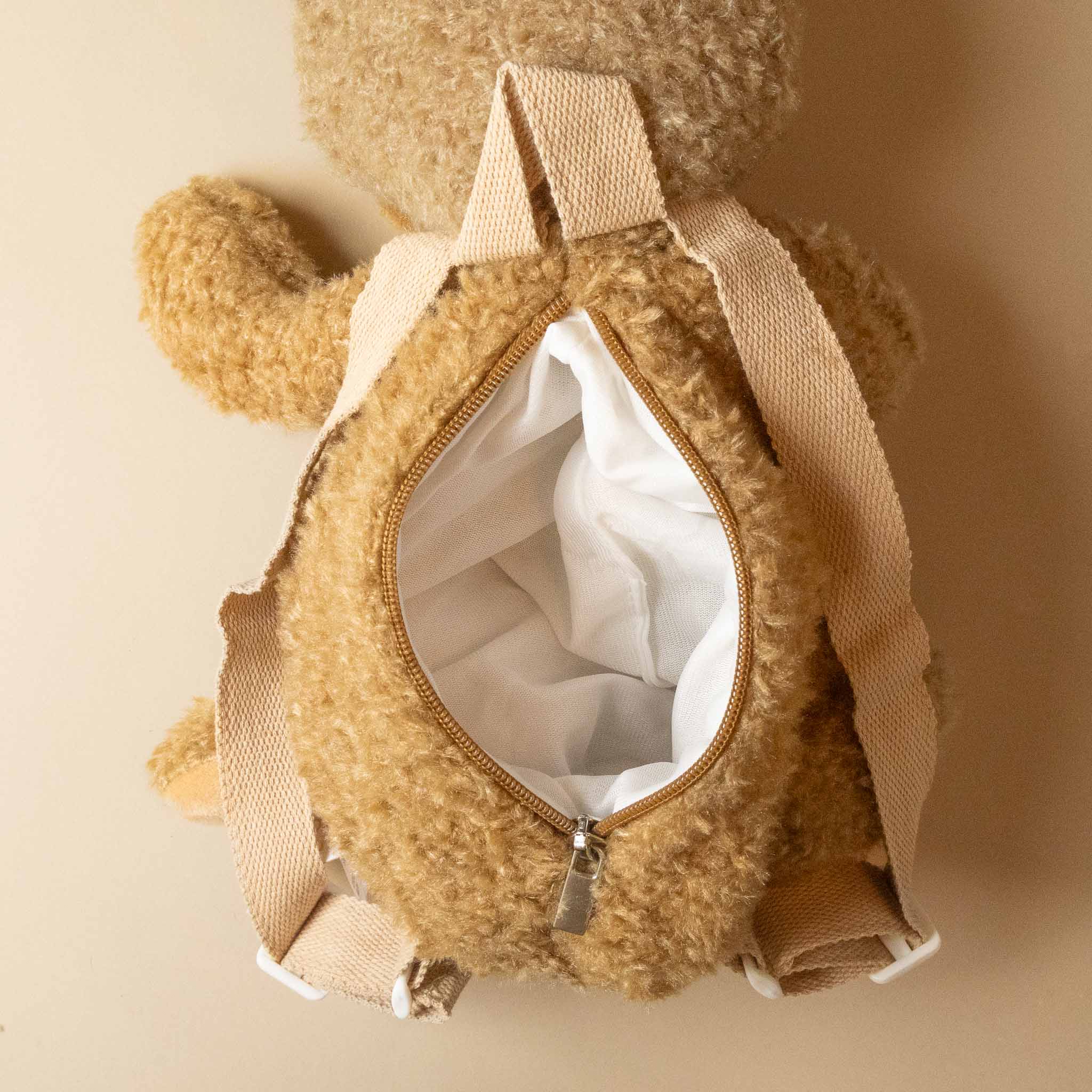 nina-and-baby-kangaroo-backpack