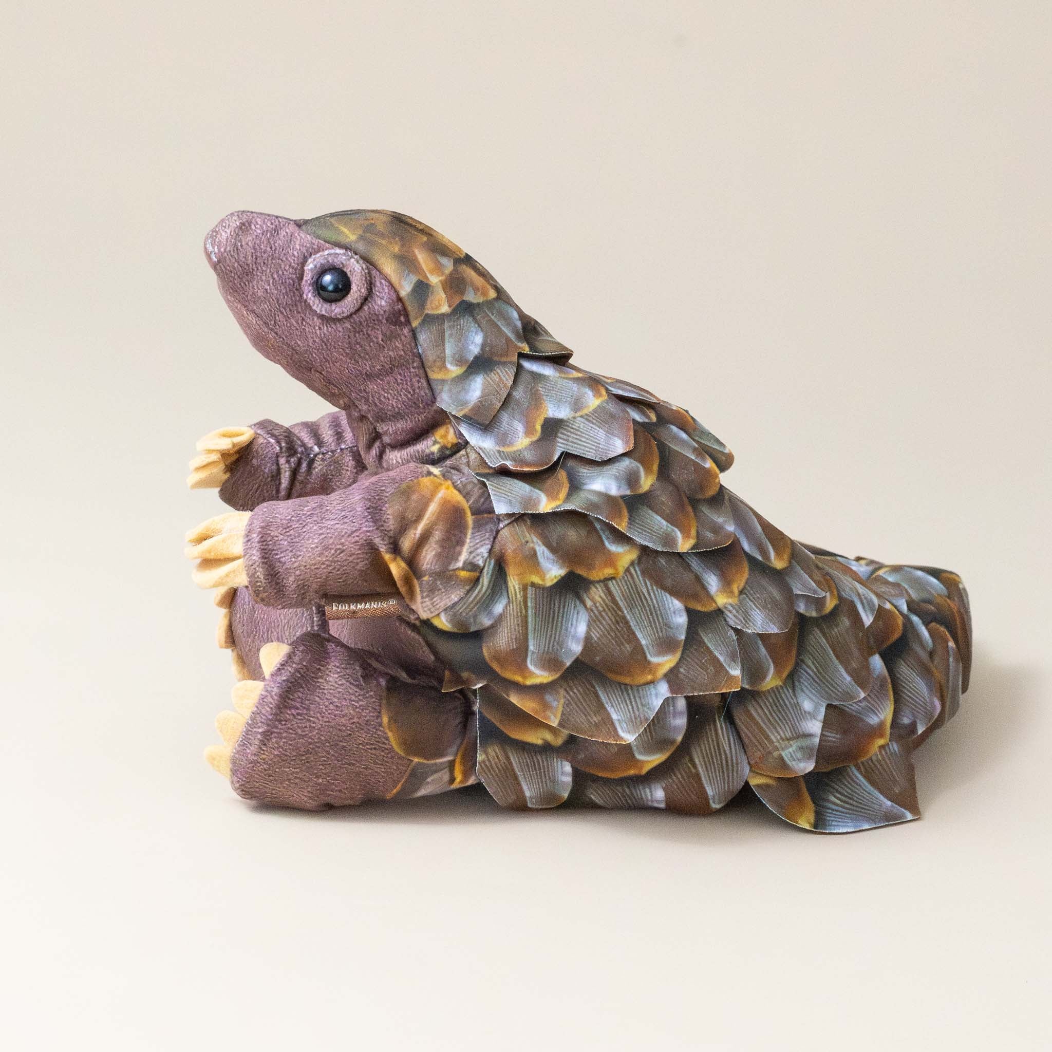 pangolin-hand-puppet-side