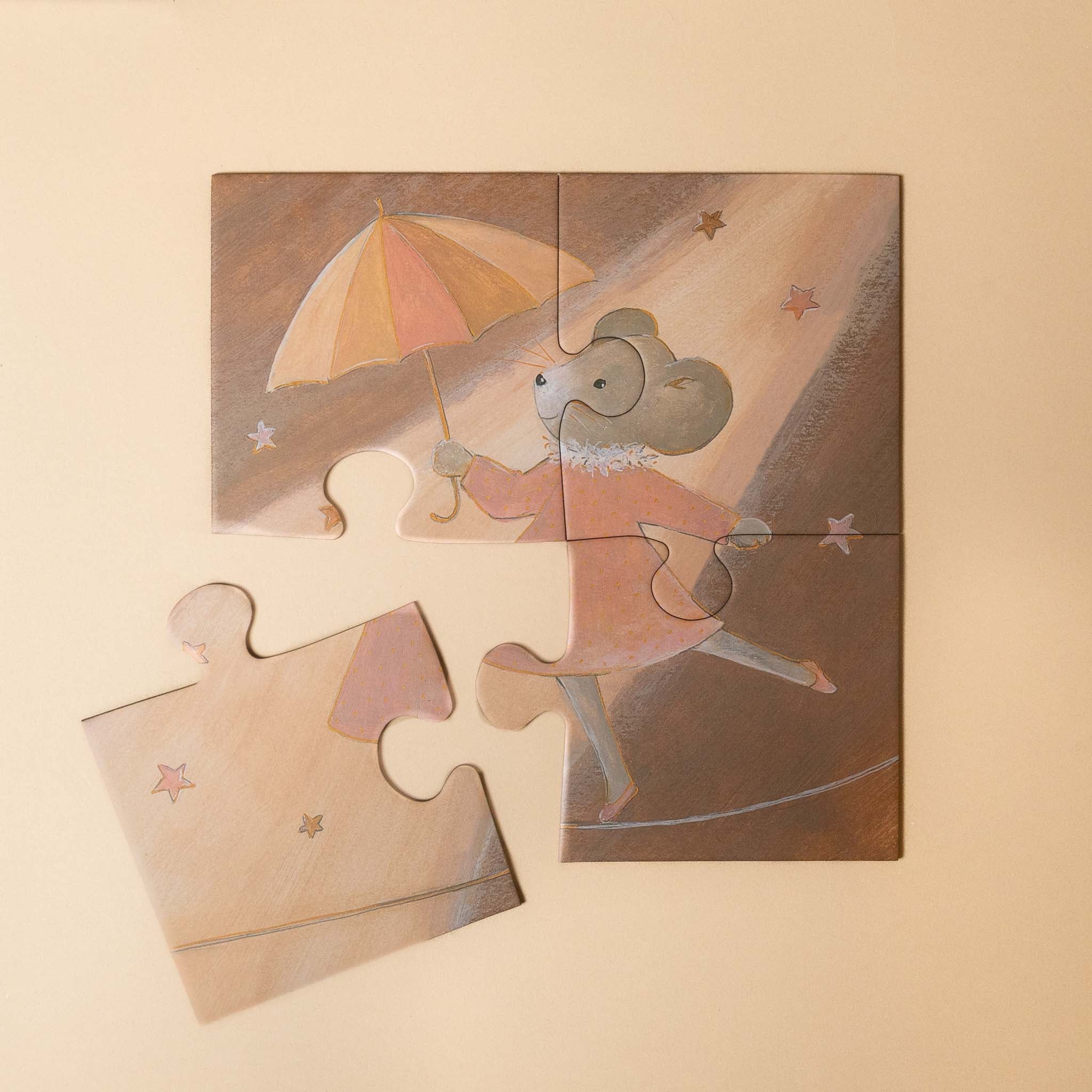 progressive-puzzle-set-woodland-friends Children's puzzle with a teddy bear holding an umbrella on a beige background