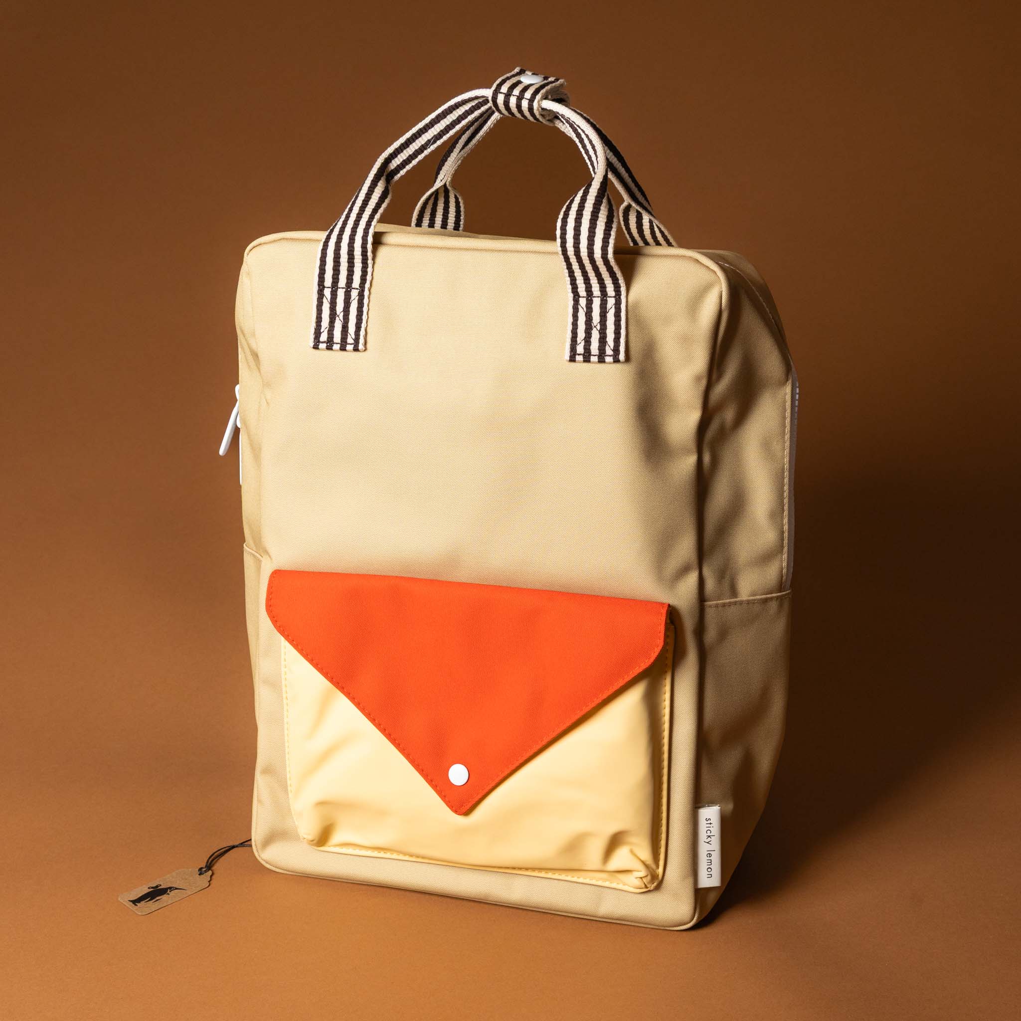 recycled-wonders-envelope-backpack-large-sandy-beach-with-a-red-pocket