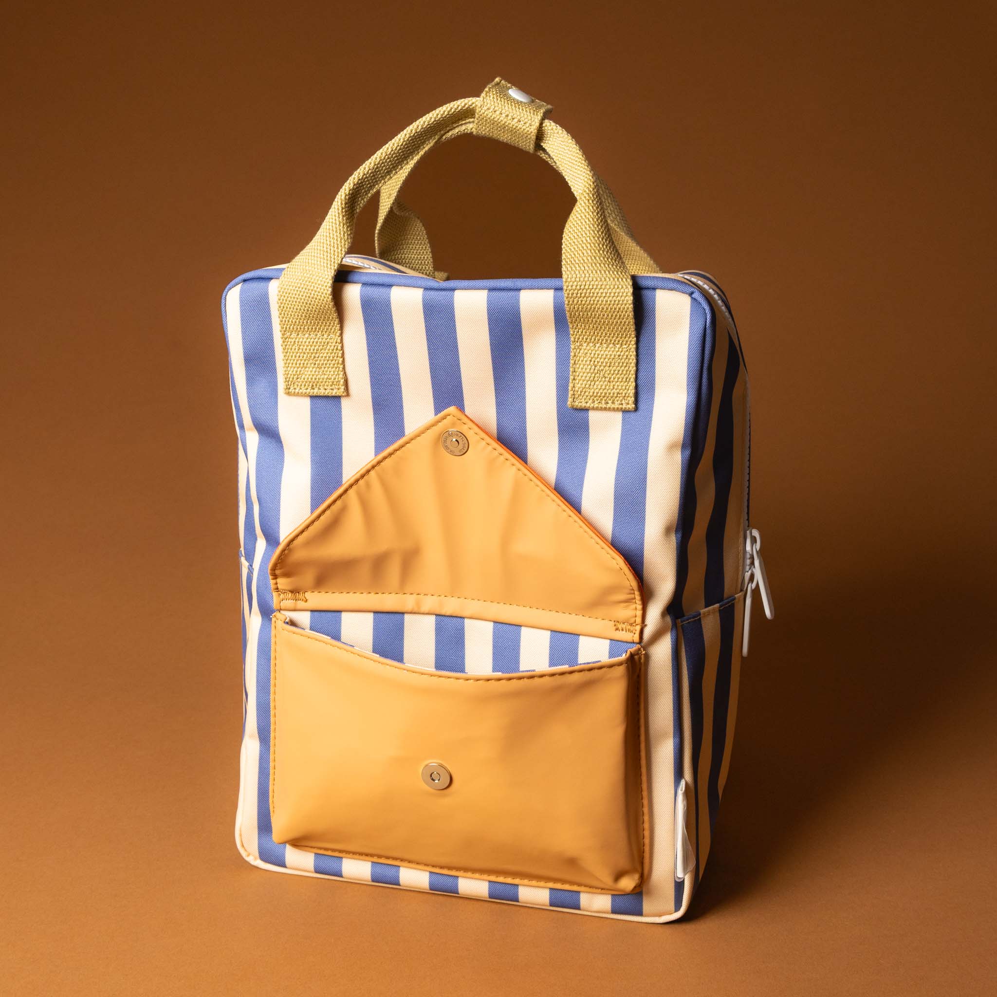 recycled-wonders-envelope-backpack-medium-ocean-stripe-with-a-open-yellow-pocket-with-sandy-straps