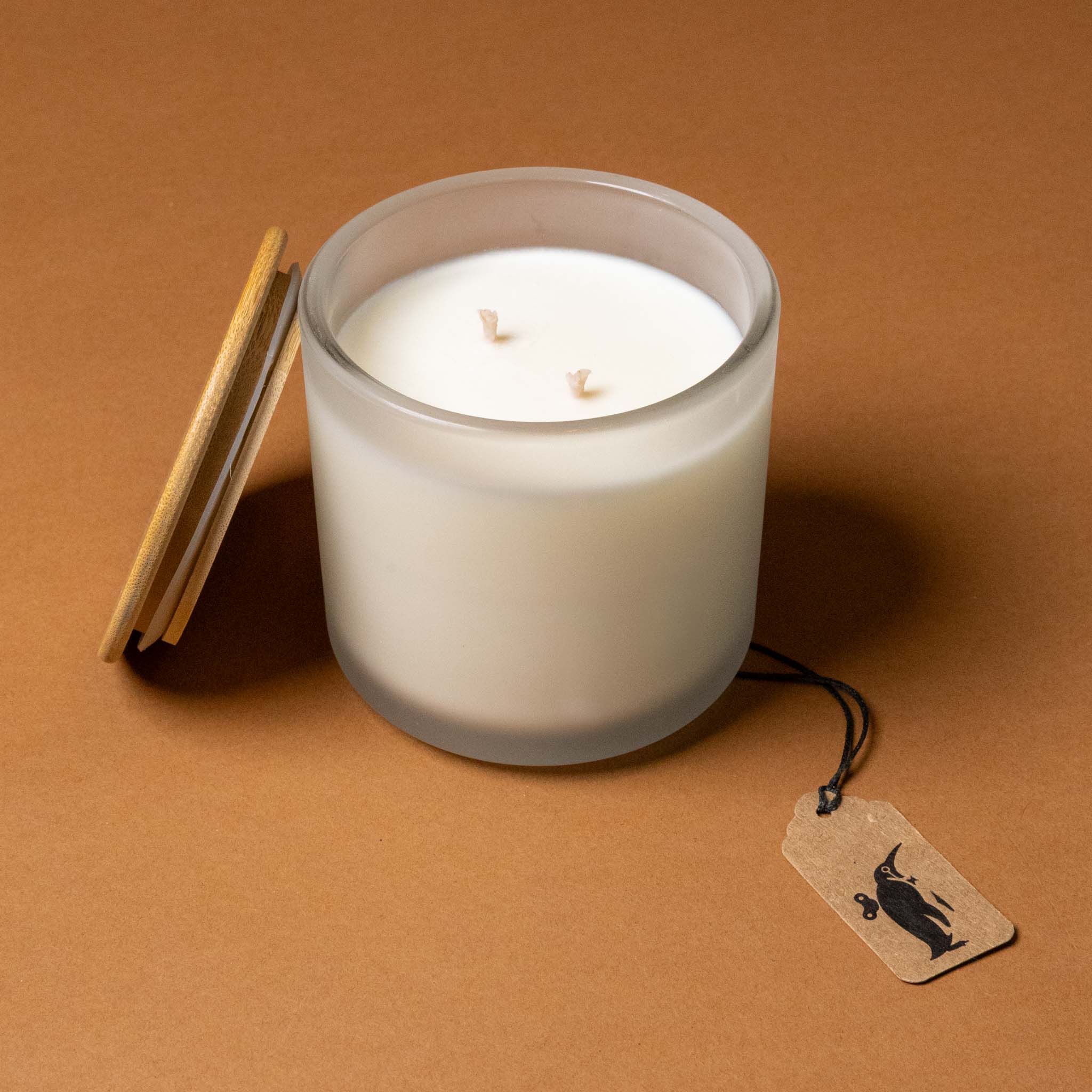 vela-del-jardin-candle-Glass candle with wooden lid on a brown background