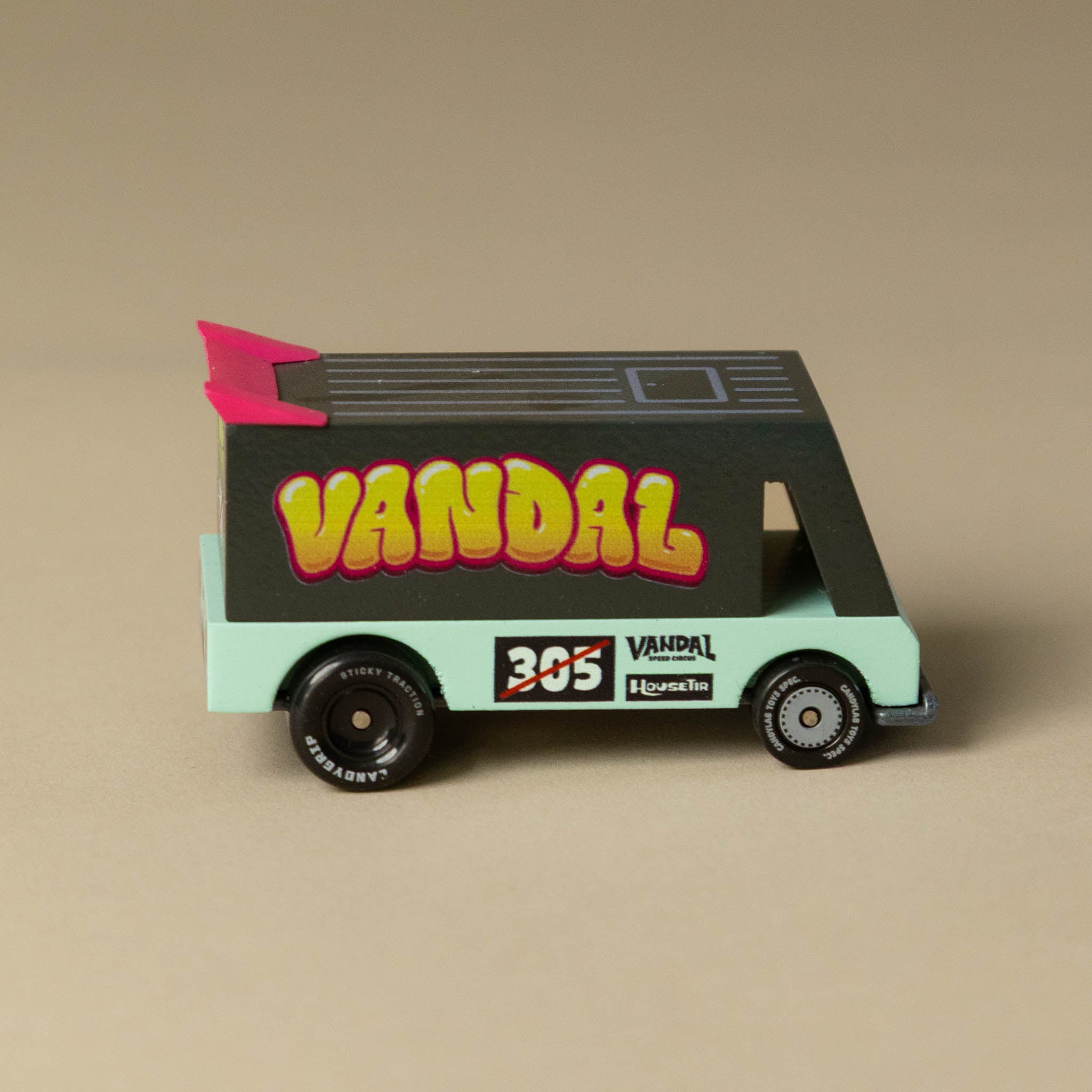 wooden-candycar-toon-vandal-305