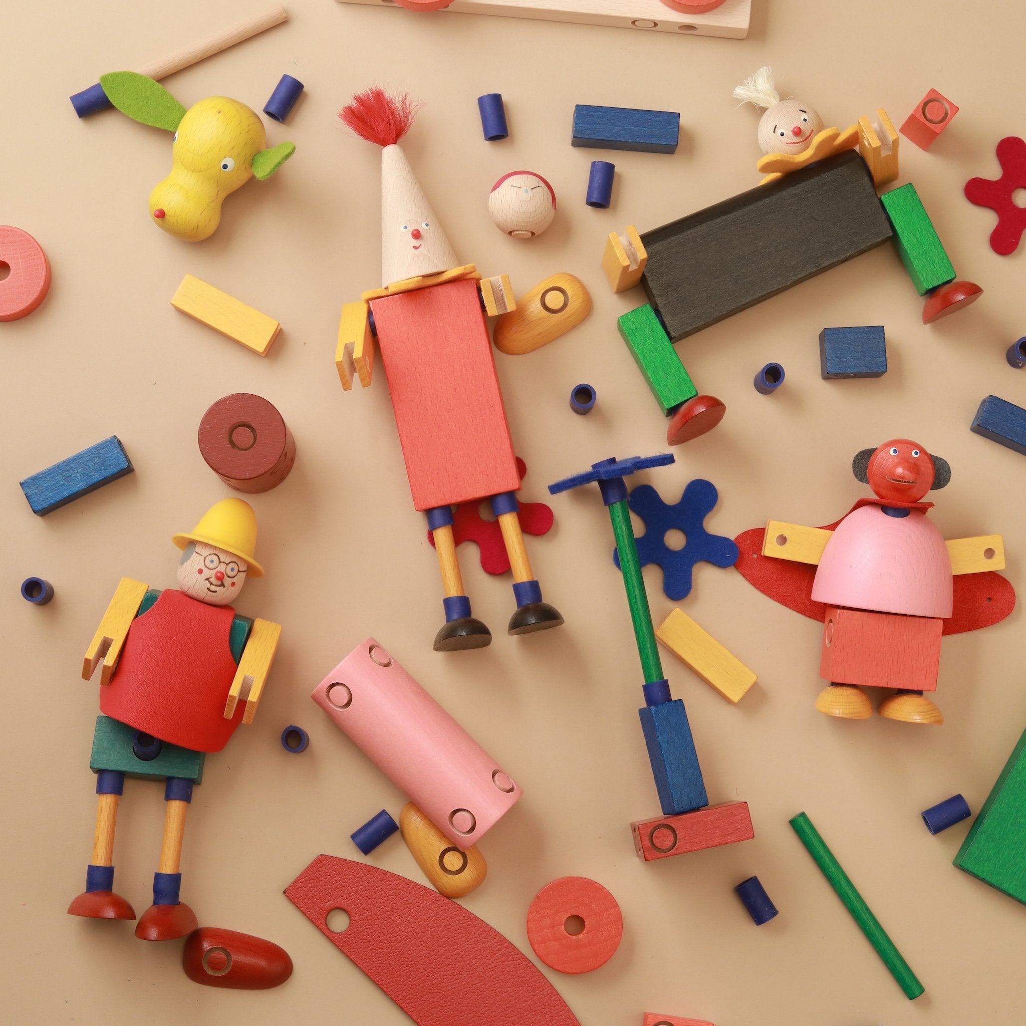 colorful-wooden-building-figures-schrills-steck-figure-layed-out