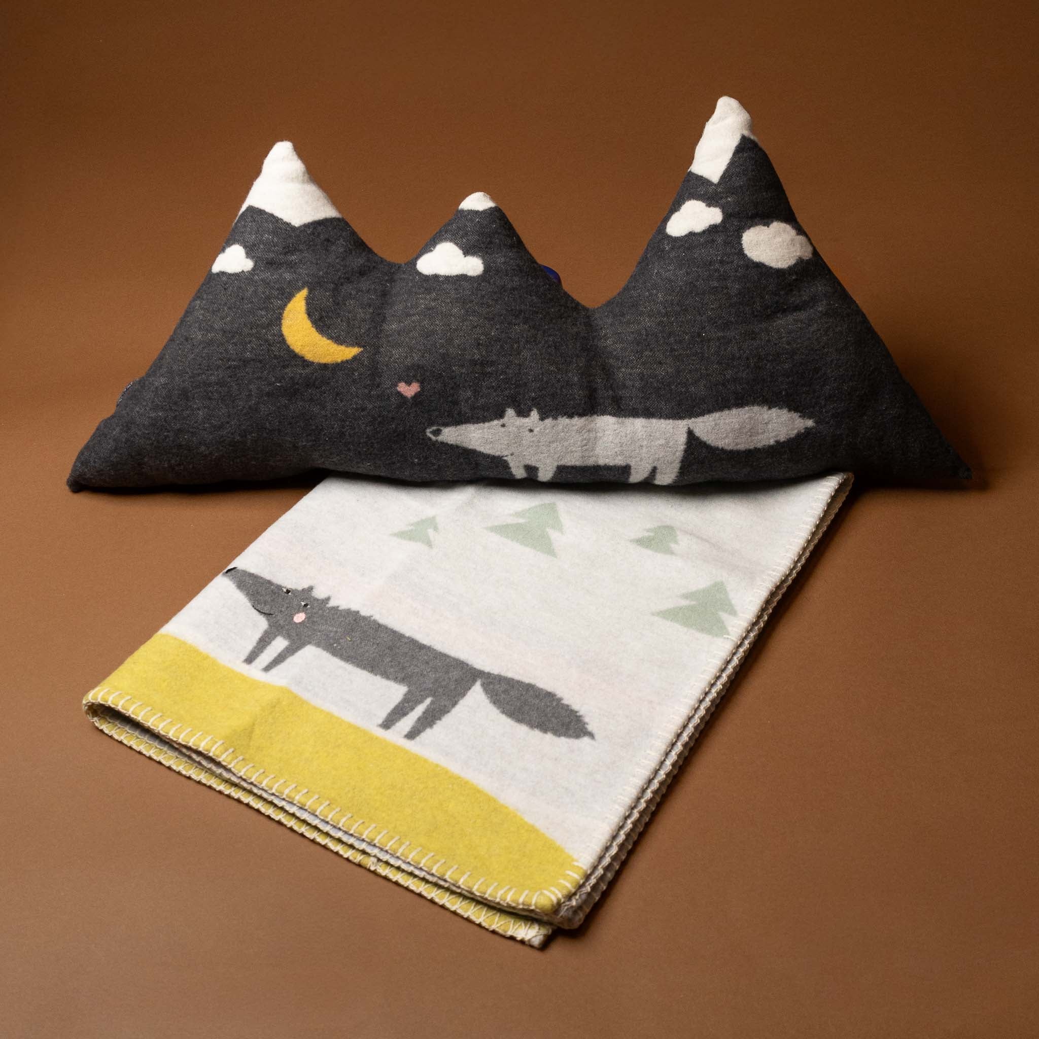 baby-blanket-mountain-wolf-with-pillow