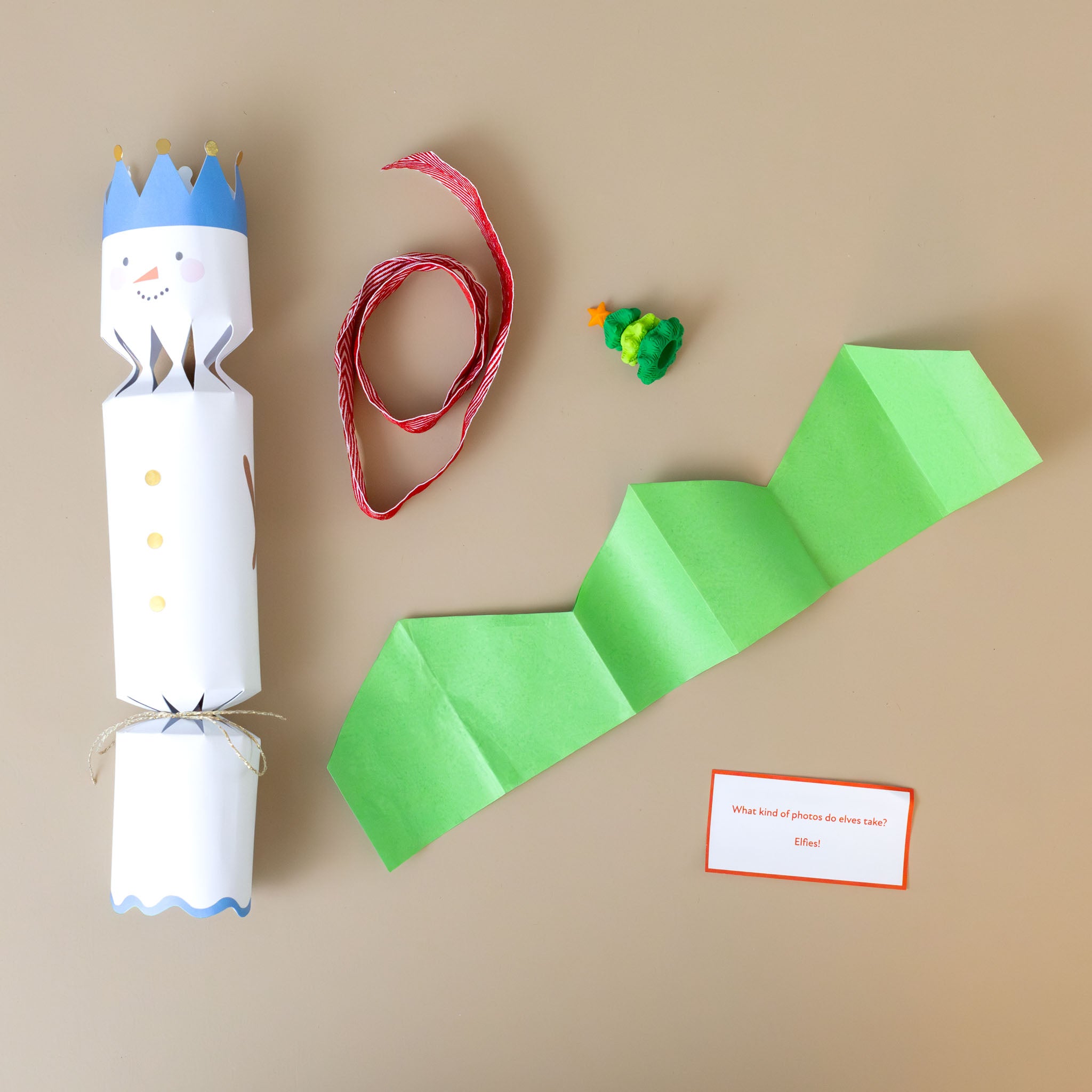 christmas-crackers-snow-peeps-with-christmas-tree-trinket-prize-tissue-paper-hat-and-joke