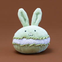 Load image into Gallery viewer, dainty-dessert-mint-bunny-macaron-with-white-center