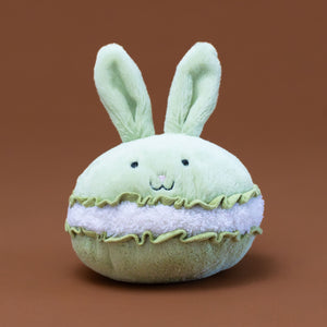 dainty-dessert-mint-bunny-macaron-with-white-center