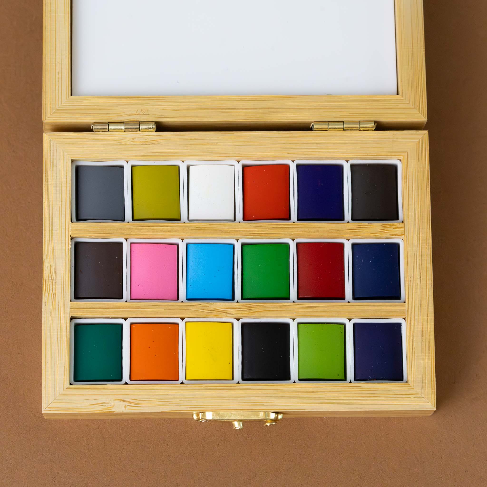 eco-friendly-watercolor-set-with-bamboo-case-with-18-colors