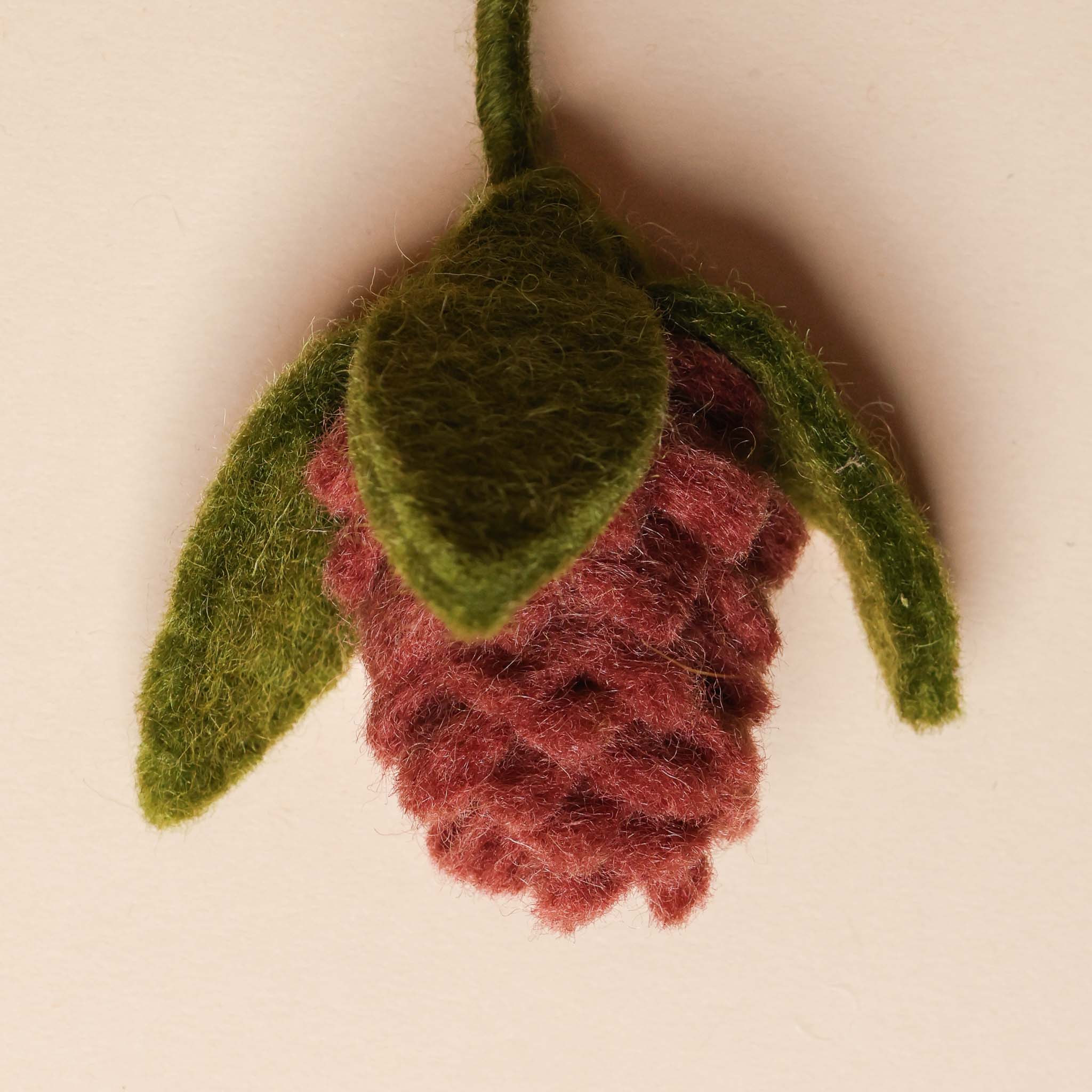 felt-artichoke-flower-stem-short-rouge