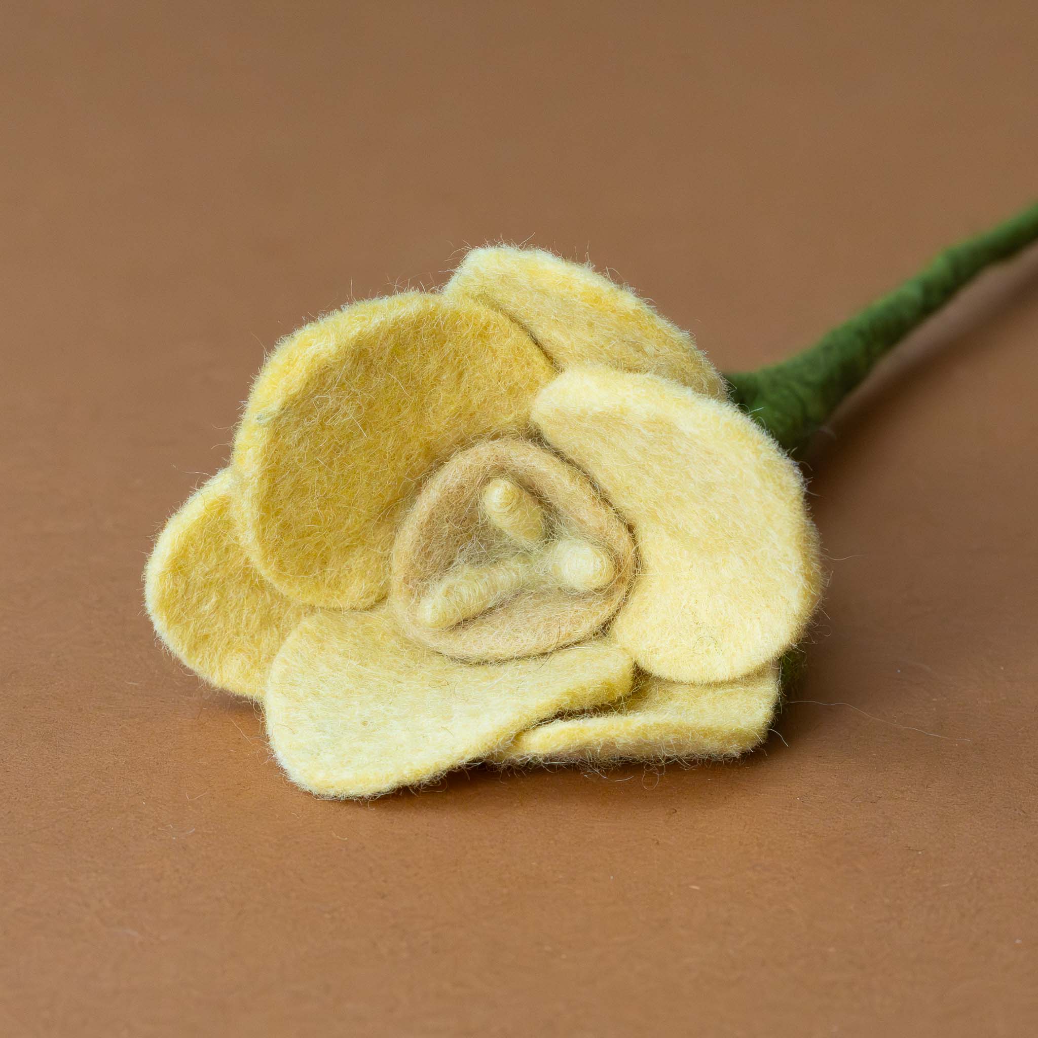 felt-daffodil-stem-petals