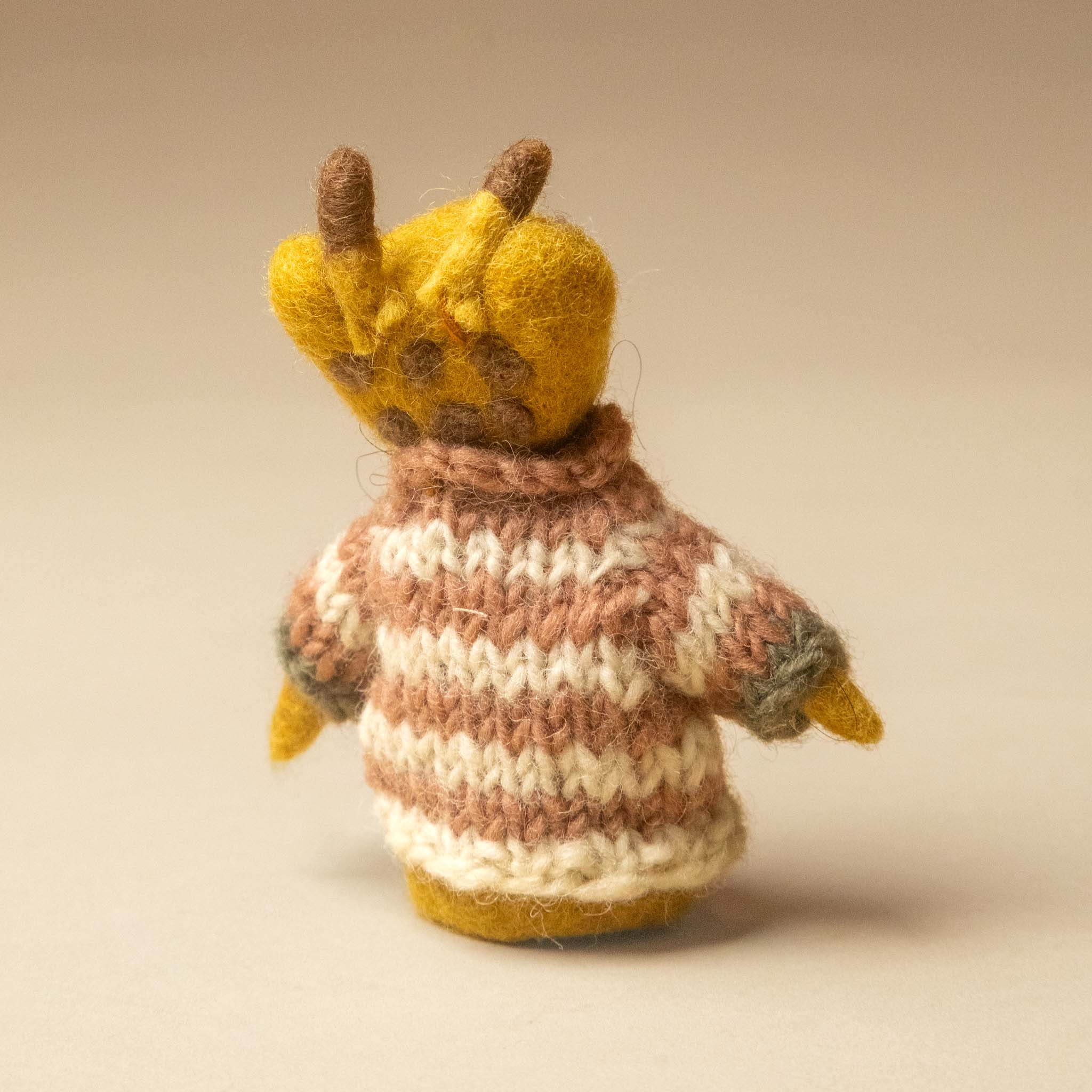 felt-giraffe-finger-puppet--stripe-sweater