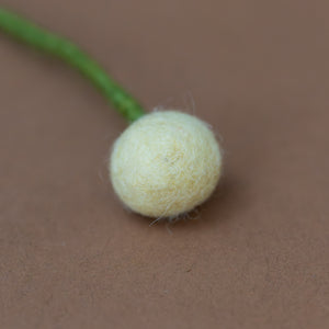 felt-pom-flowerbutter-small-close-up