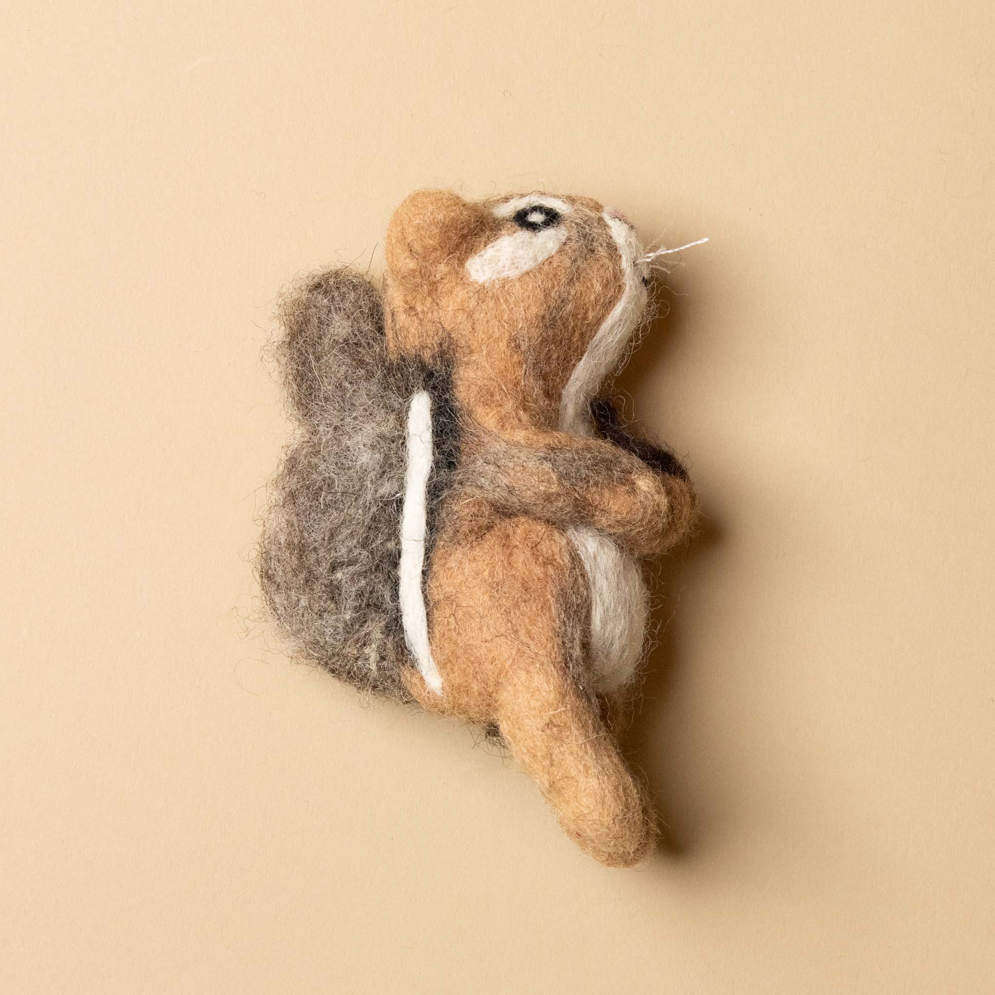 felted-chipmunk-finger-puppet-side