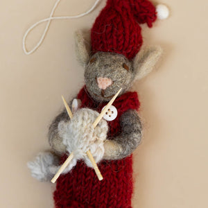 close-up-of-mouse-face-with-knitting-needles-and-yarn