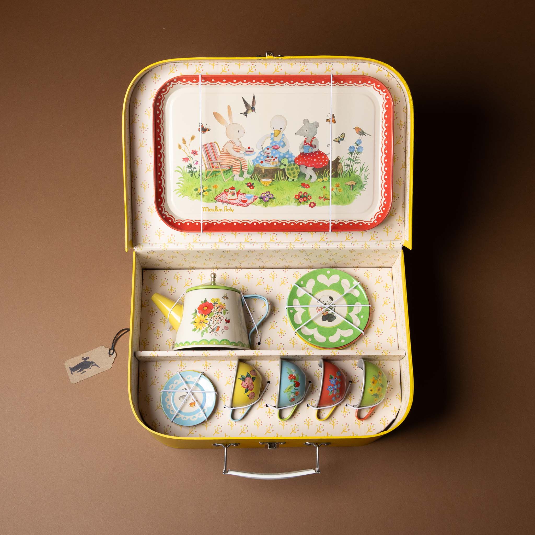 grande-famille-tea-set Vintage-style tea set in a suitcase with illustrations on the lid.