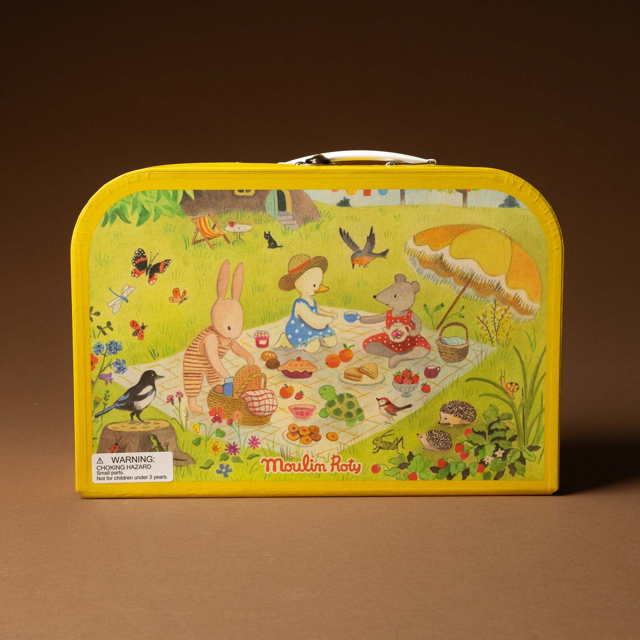 grande-famille-tea-set Colorful children's lunch box with a picnic scene and Moulin Roty branding on a brown background.