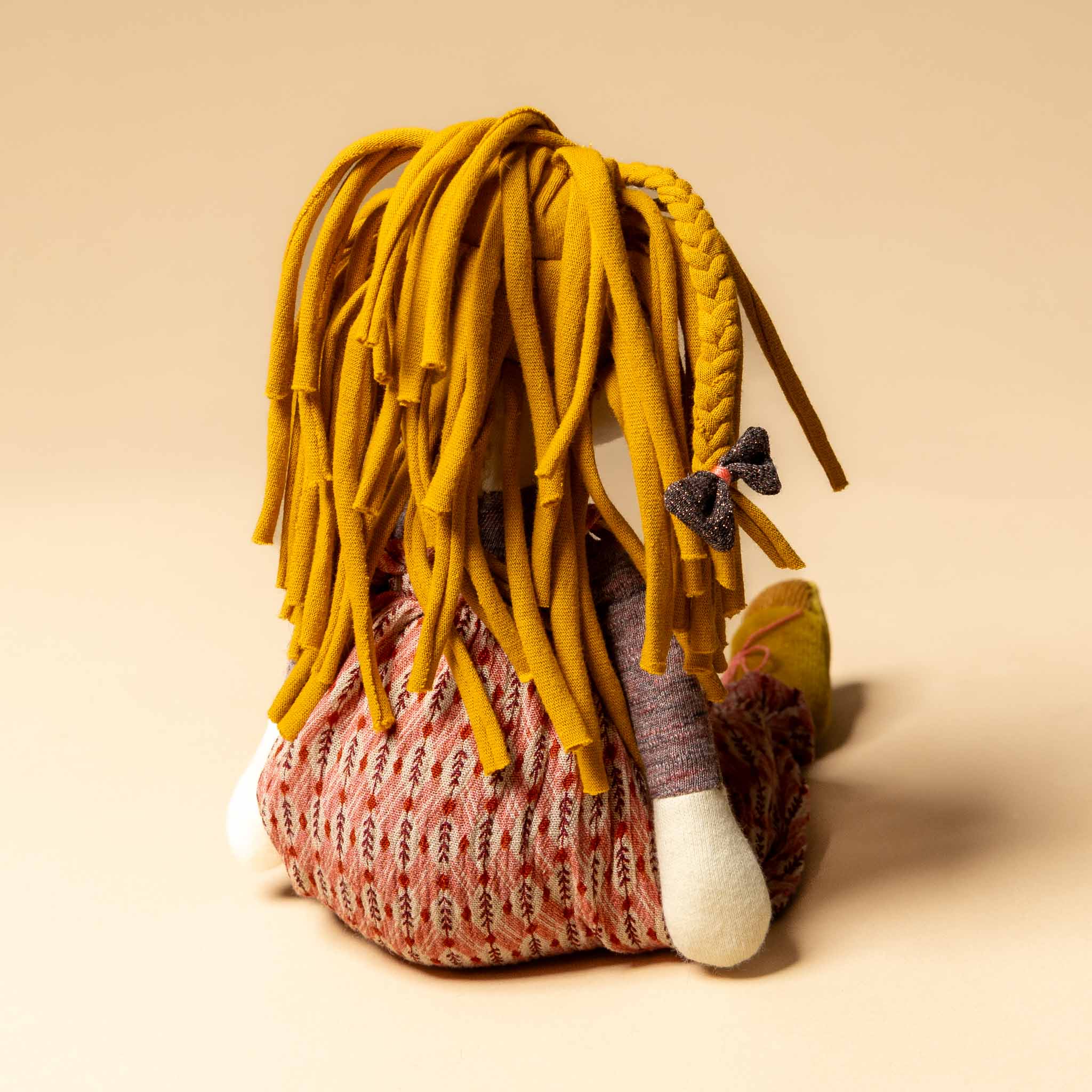 les-rosalie-rag-doll-vanille Textile art doll with yellow hair and a patterned dress on a beige background