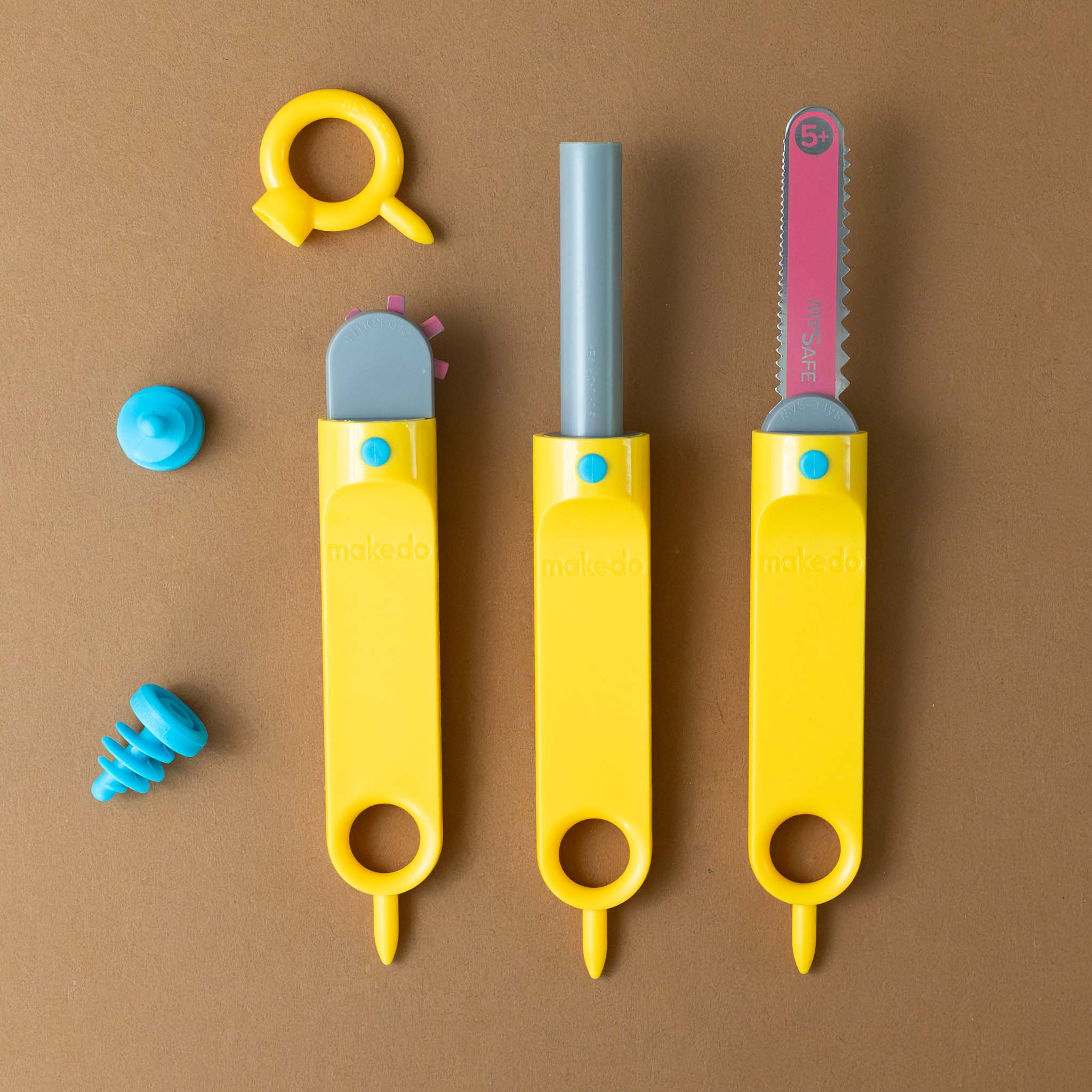 makedo-kit-create-box-showing-all-parts-in-the-kit-detail-individual-parts-and-tools