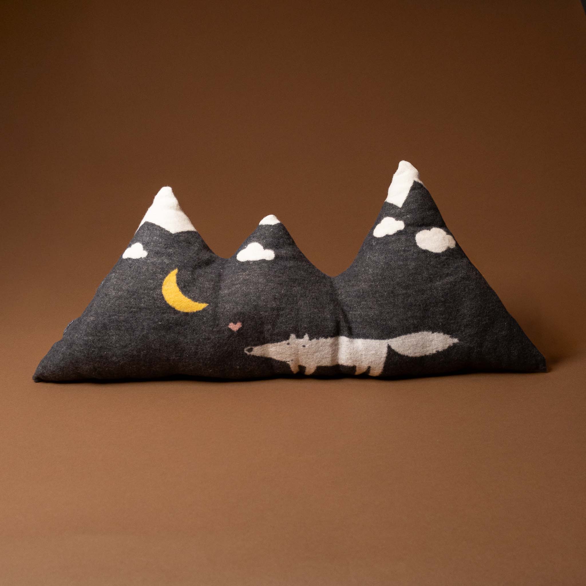 mountain-wolf-pillow-