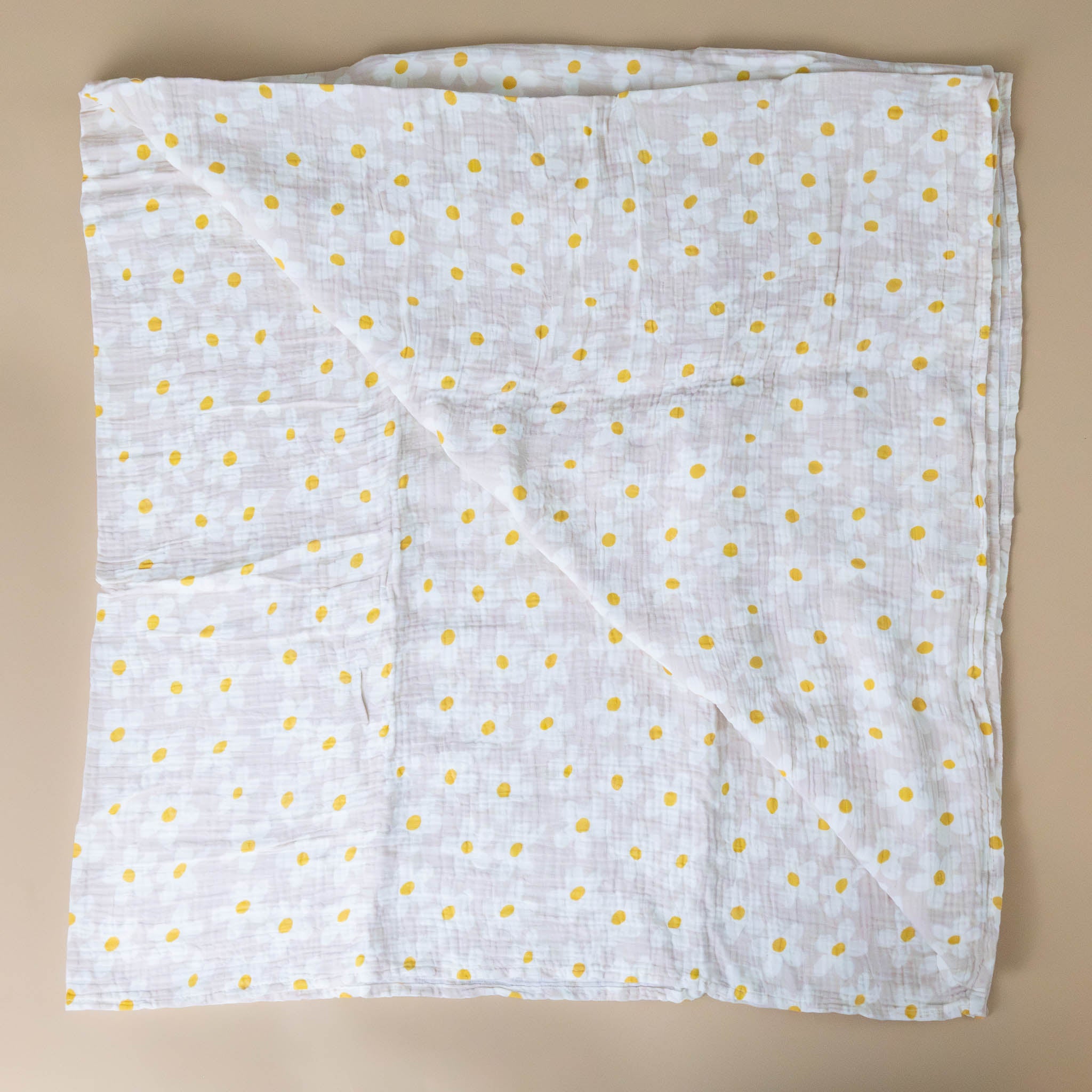 muslin-swaddle-white-yellow-centered-daisy-days-print-with-soft-grey-background