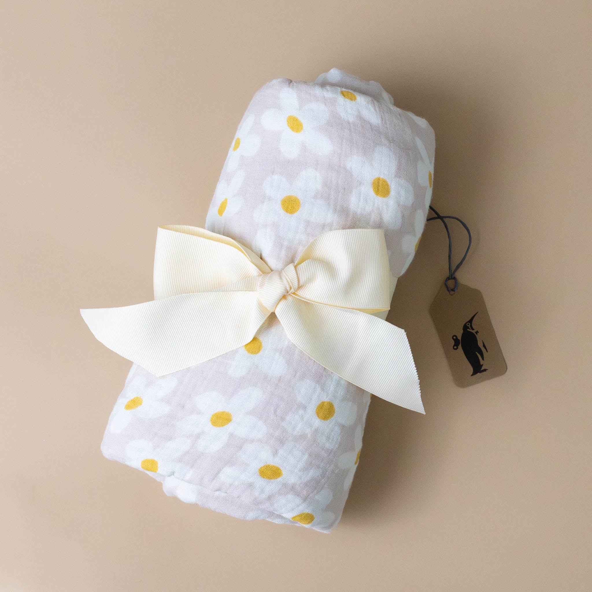 muslin-swaddle-white-yellow-centered-daisy-days-print-with-soft-grey-background