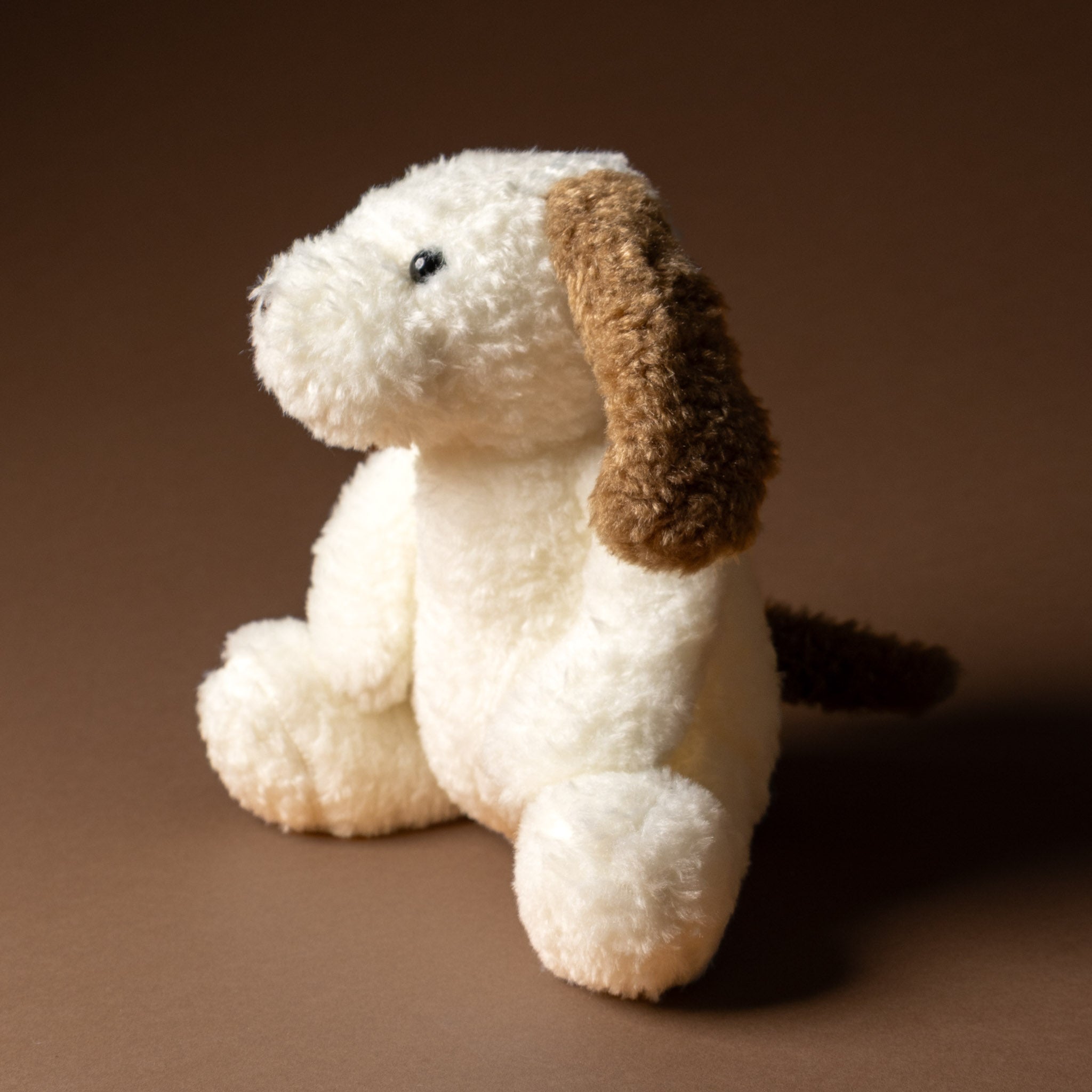 nafi-puppy-grande White plush dog toy with brown ears on a brown background