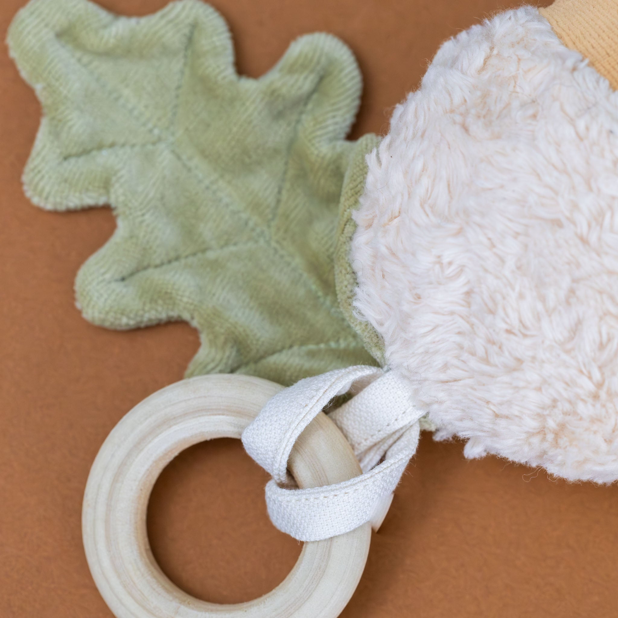 organic-cotton-acorn-rattle-beige-and-white-with-wood-teething-ring