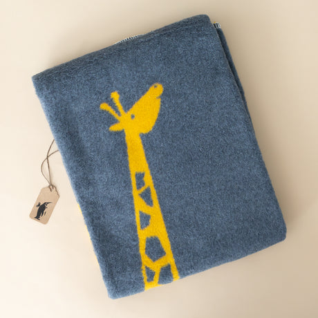 organic-cotton-baby-blanket-yellow-giraffe-on-charcoal-backdrop