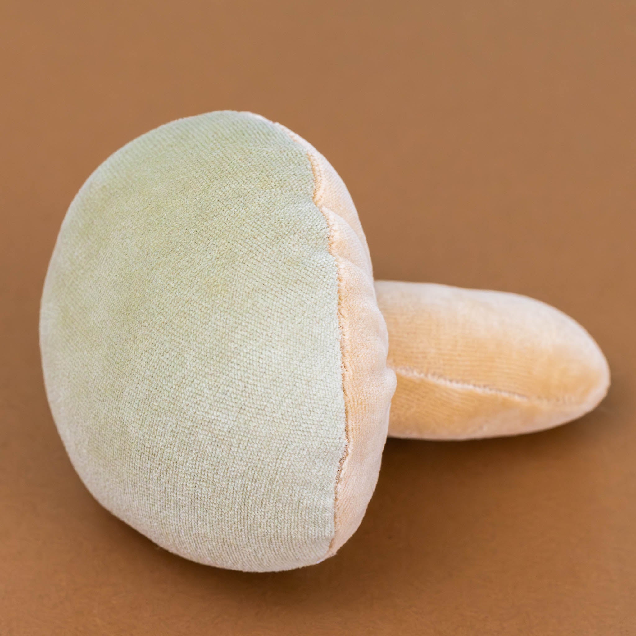 organic-cotton-mushroom-rattle-moss-and-beige