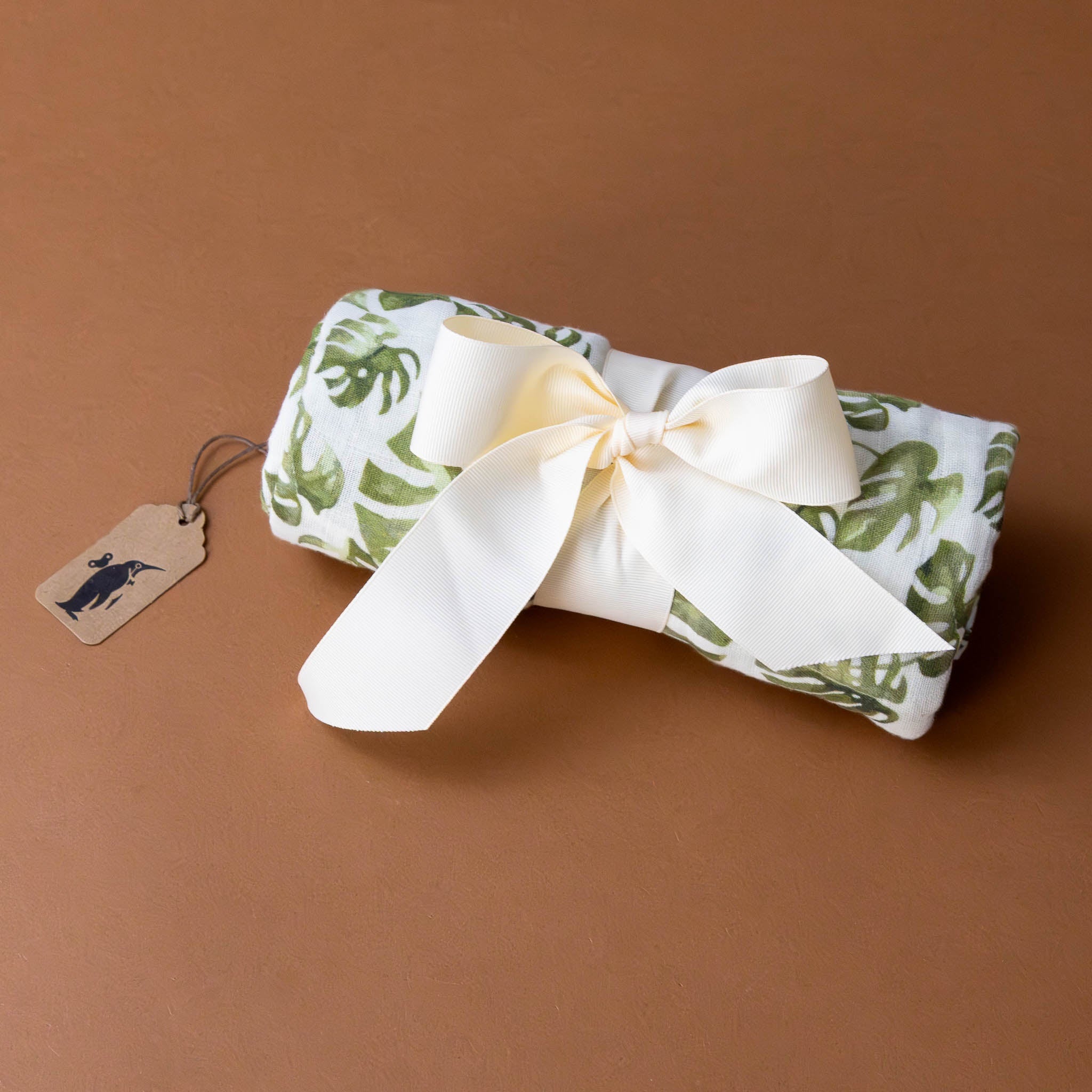 organic-cotton-swaddle-monstera-leaf-with-a-bow