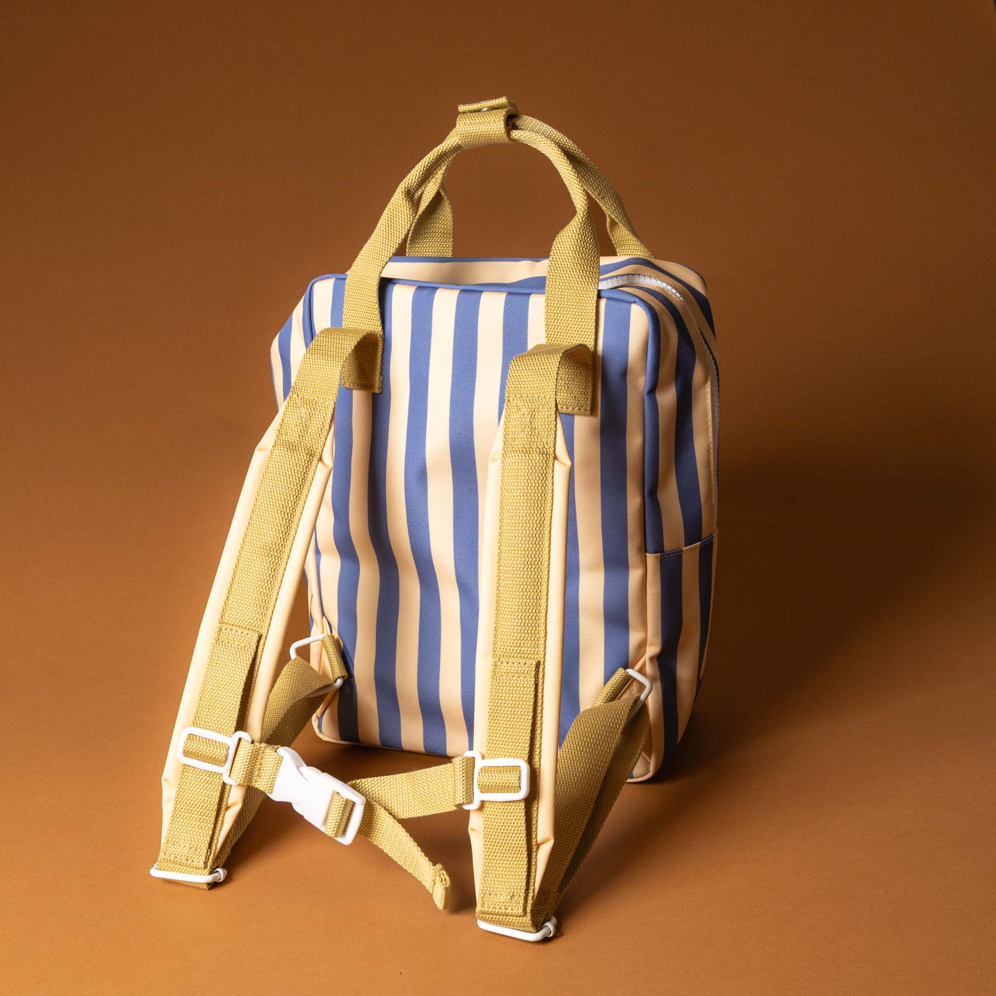 recycled-wonders-envelope-backpack-medium-ocean-stripe-with-a-yellow-pocket-with-sandy-straps