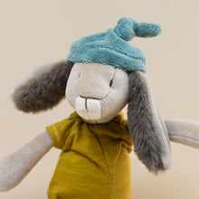 Load image into Gallery viewer, closeup-trois-petit-lapins-little-ochre-rabbit