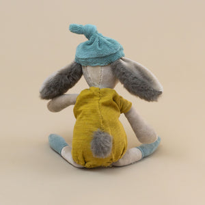 back-of-rabbit-with-cotton-tail