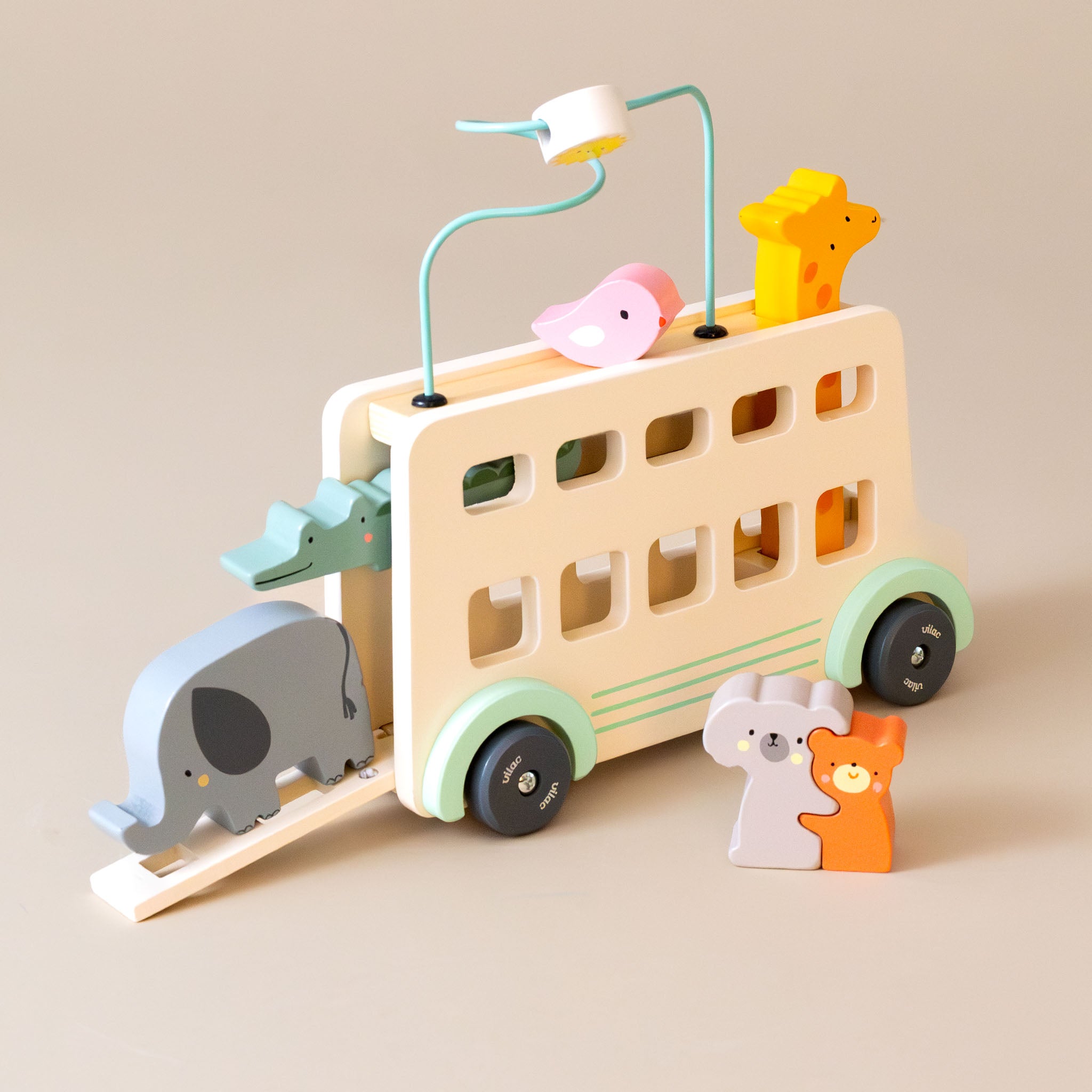 wooden-animal-bus-with-variety-of-animals-that-fit-in-the-bus