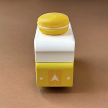 Load image into Gallery viewer, Macaron Candyvan Citron, view of the front.