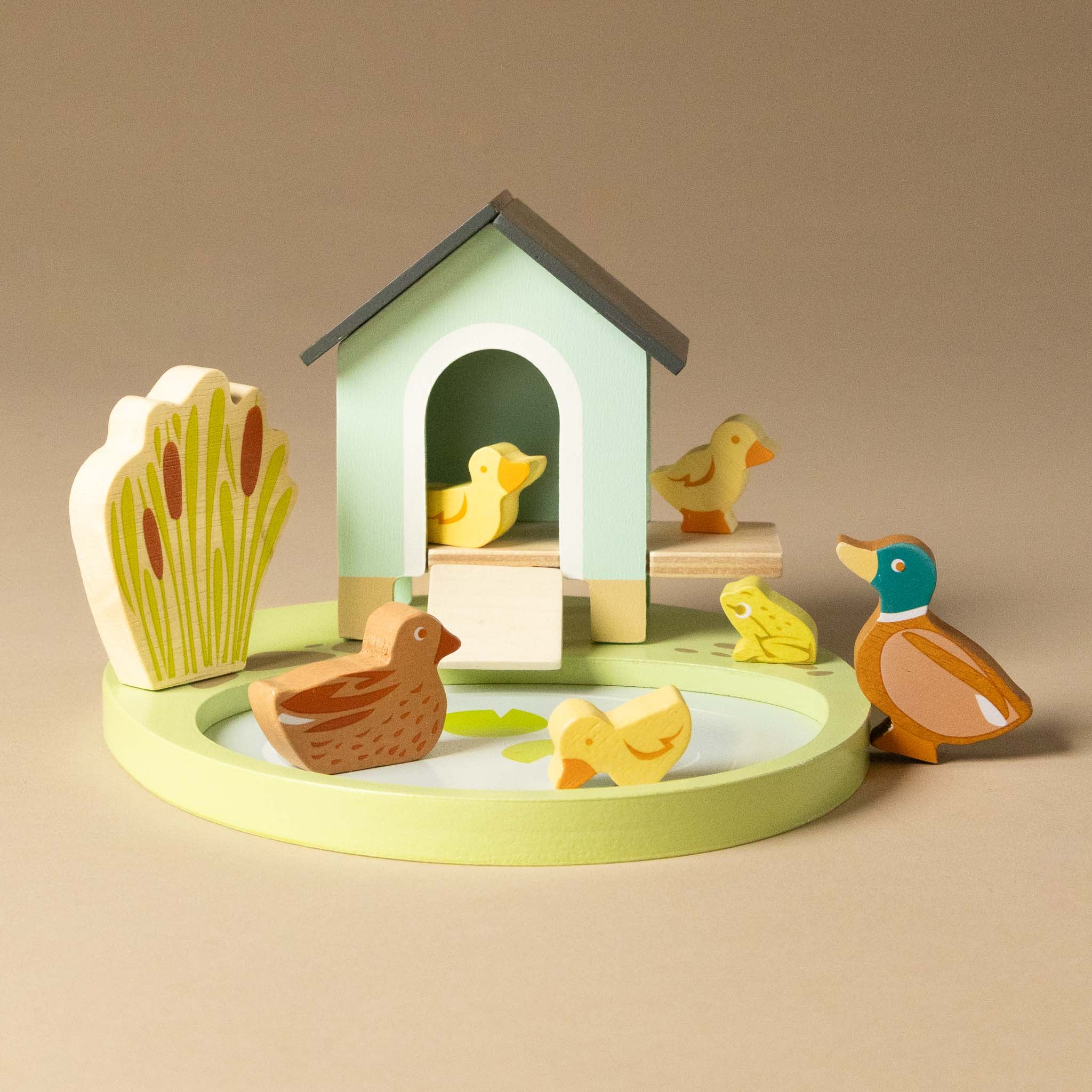 wooden-pet-play-set-duck-1 with ducks and a duckhouse on a beige background