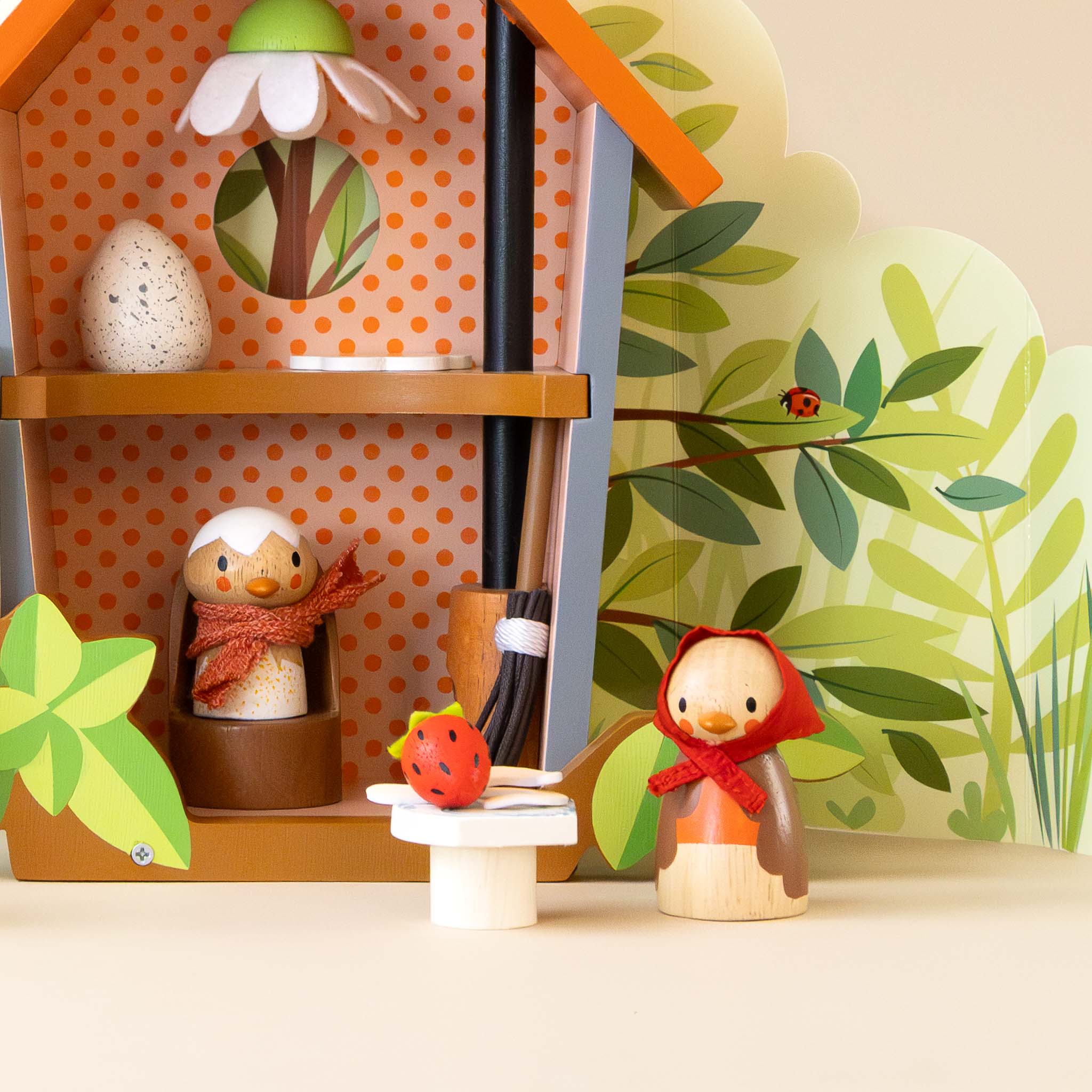 wooden-robins-nest-play-set-mom-robin-with-a-strawberry-at-a-table