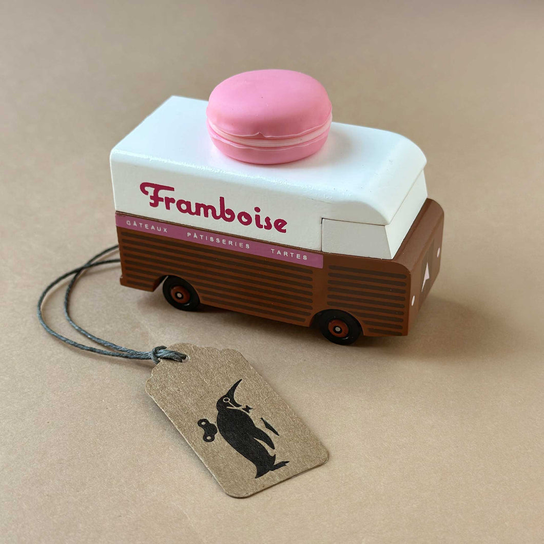 Macaron Candyvan Framboise, view of the side saying Gateaus, Patisseries, Tartes.