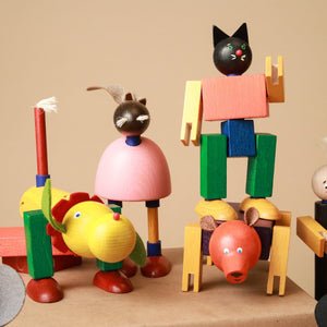 detail-of-build-characters-and-colorful-blocks