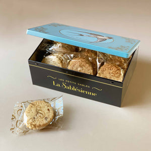 rectangular-tin-shown-open-containing-shortbread-cookies