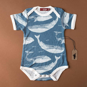 bamboo-short-sleeve-onesie-with-blue-whale-pattern