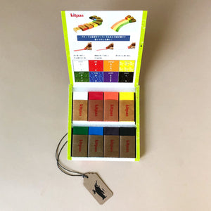 box-interior-rectangle-crayons